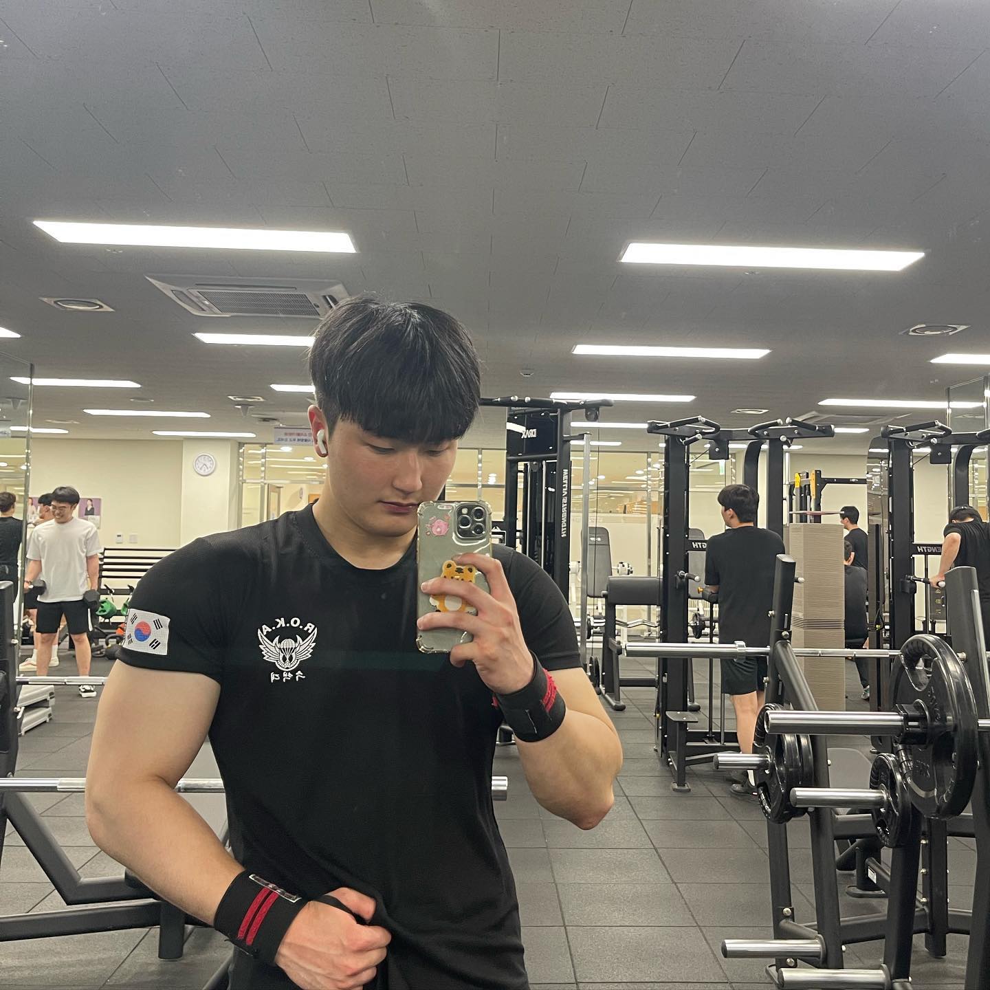 2023.5.9 운동기록📝

🔥이두 운동🔥

✅바벨컬 25kg 30회 3set 
  30kg 30회 1set
✅해머컬 15kg 15회 
  20kg 10회 컴파운드 4set 
✅덤벨컬 8kg 15회 7set

🔥삼두 운동🔥

✅덤벨 킥백 15kg 15회 
  라잉 트라이셉스 익스텐션 25kg 10회
  컴파운드 4set
✅케이블 로프 푸쉬다운 87lbs 15회 4set
✅케이블 푸쉬다운 110lbs 15회 4set

🔥어깨 운동🔥

✅후면 어깨 운동 95lbs 15회 3set
✅케이블 사이드 레터럴 레이즈 15lbs 
  20회 7set

⏰휴식시간 : 1분40초

화요일도 운동 끝🔥
오늘은 팔이랑 어깨운동을 했어요😆
학과 체육대회가 있어서 놀다가 끝나고 운동하러 갔는데 살짝 힘들었습니다🤣🤣
내일은 대망의 하체운동 하는날인데 무사히 끝낼 수 있겠죠,,?🥹🥹
.
화요일 운동하신 인친님들 고생하셨구 좋은 밤 되세요💪💪