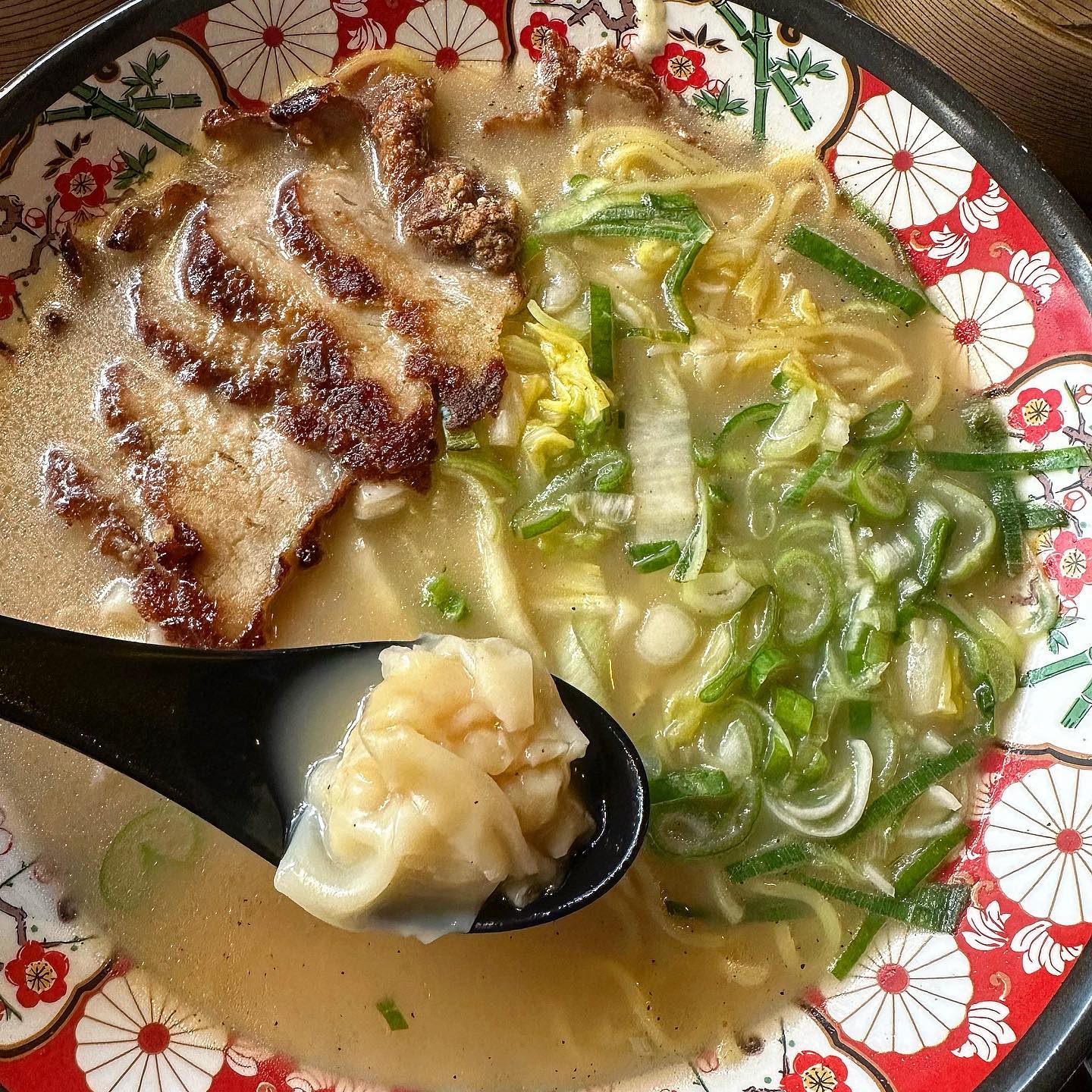 #강남#강남역맛집 #강남맛집 #제레미20#딤섬#맛집추천
.
오늘은 간단히 딤섬이 먹고싶은날 가게되는 
딤섬집 제레미20에 다녀왔어요!
평소 딤섬 몇개에 홍콩식돼지덮밥을 먹고오는데 
오늘따라 면요리가 먹고싶어 주문했던 주리지완탕면
생각보다 굉장히 맛있게 먹고왔어요!! 
베스트 조합은 와탕면에 매콤오일 듬뿍 넣어 먹기!!!
특히 제레미 매콤오일은 굉장히 저의 스타일……❤️

딤섬 먹을때 흑초보다 오일 듬뿍 얹어 먹으면 얼마나 
맛있게요..?😖❤️

아 소롱포는 먹을만 하지만 육즙이 쥬륵 흐르는 타입은 
아니에요.하지만 하가우는 맛있어요!😋

그래서 하가우는 싼 가격은 아니고 
소롱포는 비교적 저렴한 편이에요✨

하지만 한국에서는 딤섬이 참 괜찮은 곳이더라도 
고추기름이 아쉬운곳이 너무 많아서🥲
제레미만의 고추기름은 굉장한 매력이니 꼭꼭 드셔보시길 추천드립니당🤍

츄라이츄라이〰️🙆🏻‍♀️❤️
