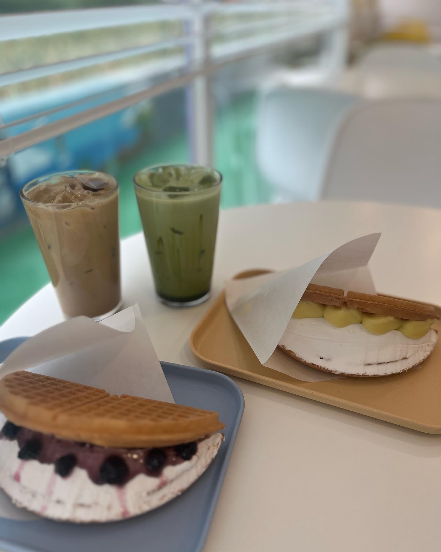🍒와퍼플🍒

☑️ 인근 버스터미널
☑️배달도 가능
☑️귀엽고 오붓한 느낌이 드는 인테리어
☑️젤라또도 다양한 종류로 준비
☑️대체적으로 2~3000원대

💚헤이즐럿 라떼와 그린티 라떼를 주문하였는데 디저트 카페인 만큼 후식이 맛있겠지 생각해서 별 기대를 안 했지만 생각보다 비주얼이 괜찮아서 놀란 부분이었습니다.

💙와플 종류도 많은 편이라 인기 메뉴인 블루베리 와플과 커스터드 와플로 주문했는데 생각보다 내용물이 실해서 위가 적은 사람들에게는 밥 대용으로도 먹을 수 있을 정도입니다.

💛부드러운 하얀 생크림에 시원하고 구수한 커스터드크림이 잘 어울려서 라떼와 특히 잘 어울리는 커스터드 와플은 크림이 두 가지나 있어서 느끼 하지 않을까 라고 생각했지만 커스터드 부분이 특히 시원해서 괜찮습니다. 그럼에도 불구하고 눅눅해 지지 않고 더운 날에 특히 맛있게 먹을 후식거리랍니다.

🖤상큼한 블루베리와 부드러운 생크림의 조화가 일품이었던 블루베리 와플은 새콤 달콤한 맛을 좋아하는 분들에게는 굉장히 선호 할 만한 달달한 디저트 입니다.

#와퍼플
#담양카페
#담양와플
#담양디저트카페
#와플맛집