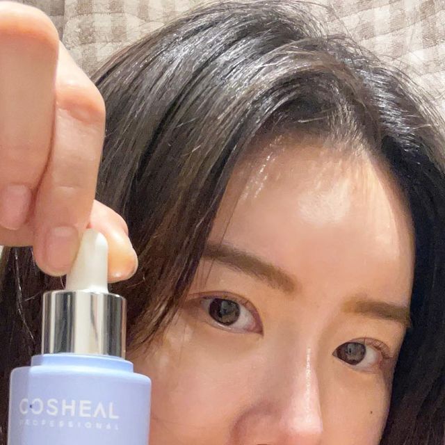 @wmeroe on Instagram: "촉촉한 수분 앰플 💧🐳 일단, 발림성 좋아요! 앰플하면 좀 끈적이고 특히 주름개선관련해서 좋은성분이 들어갈수록 끈적임이있는데 요건 촉촉해요!ㅎㅎ 주름개선과 미백