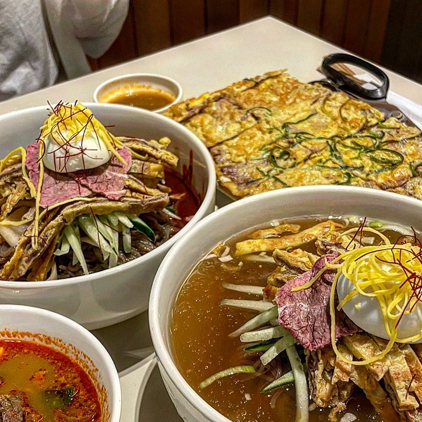 육수가 자꾸만 입안에서 맴돌아😋
#하연옥 #진주냉면 

일이 바빠져서 그런지 요즘 시간이 참 빨리 흘러요😂 날이 더워지고 있으니 슬슬 등장하는 메뉴가 있죠
진주를 가 본 적 없지만 진주냉면으로 유명한 하연옥을 다녀왔는데요 진주 3대 냉면을 아시나요?
하연옥, 황포냉면, 산홍냉면라고 해요. 북쪽에는 평양냉면 남쪽에는 진주냉면이라고 북한에서 발간된 ‘조선의 민족 전통’에 기록되어 있다고 해요. 

✔️물냉면 (12.0)
✔️ 비빔냉면 (13.0)
발효된 어육 간장에 다채로운 해산물을 넣고 끓여 장독에 숙성과정을 거치는 것이 진주냉면 육수의 핵심이라 하는데요. 
냉면육수가 해물 육수라 궁금했는데 제 첫 입맛에서는 슴슴했어요.
평양냉면도 3번째에 그 매력을 알게 된다 하는데 진주냉면은 평양냉면보단 감칠맛이 났어요
비빔은 호불호가 갈리지 않을 거 같은 맛이었어요 

식사가 끝나면 물냉면의 육수의 맛이 입안에 맴돌아 계속 생각이 나요
나 진주식 냉면 좋아하나봐..

✔️육전(소) (18.0)
말모인 메뉴 아닌가요? 육개장이랑 같이 나오는데 궁합이 아주 좋았어요!
육전에 냉면을 먹으면 정말….👍 냉면에 육전은 환상의 조합이었어요

냉면의 양이 많아 2인이 방문한다면 냉면 하나 육전 하나로도 배가 충분히 부를 거 같아요 
양이 진짜 장난 아니게 많거든요🤣

💜 #하연옥마포점 
📍 서울마포구 동교로 136 1층

#쭈추천맛집#쭈먹_마포#진주식냉면맛집#하연옥진주냉면
