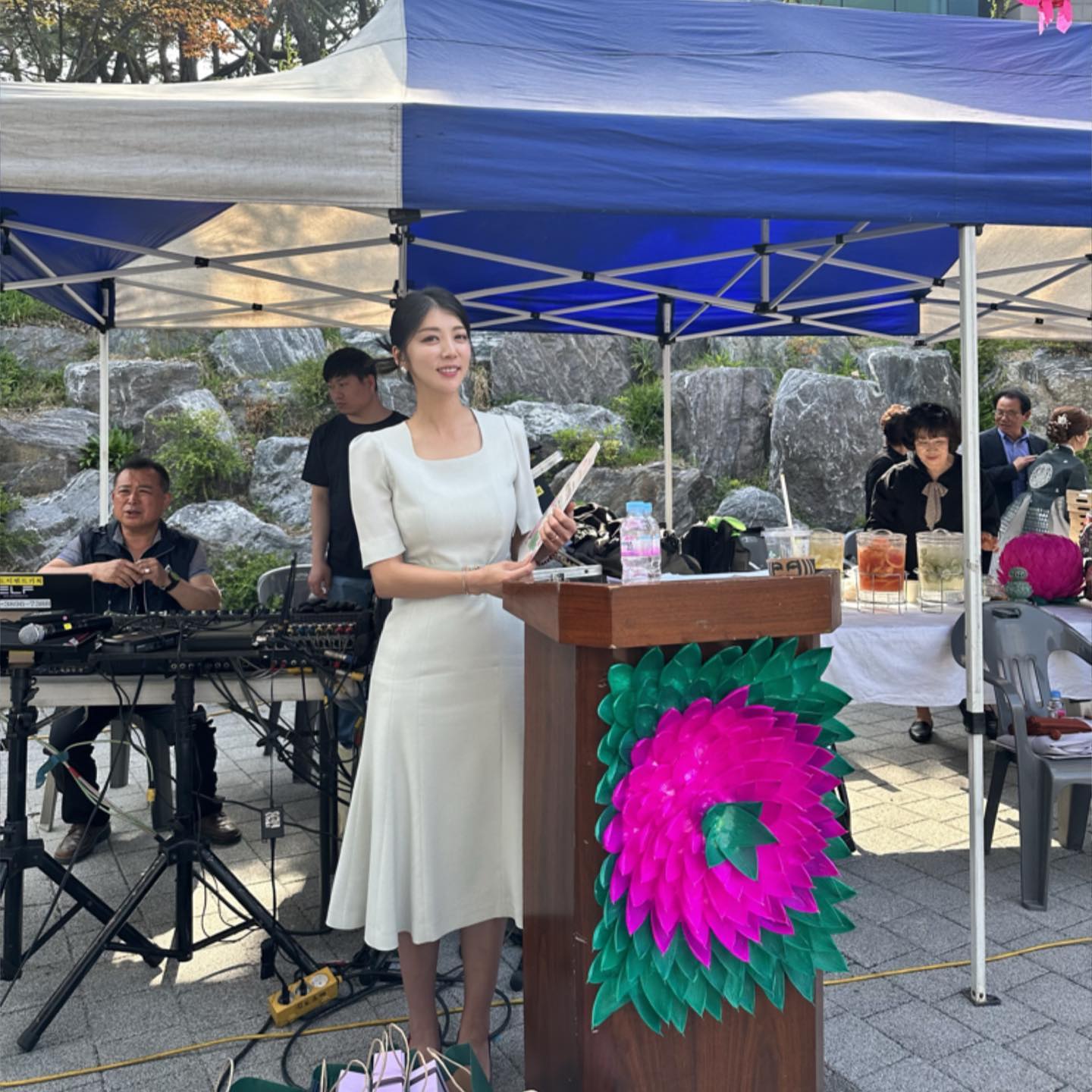.
부처님오신날 봉축법요식을 지난 20일
용인시청에서 진행했습니다 :)

여러 행사를 진행했지만,
부처님오신날 행사는 저에게는 조금 더 특별한 것 같아요 ㅎ 

코로나가 끝난게 실감날 정도로 
정말 많은 용인시민분들께서 늦은시간까지 이어지는 
연등행열, 탑돌이까지 함께하면서
부처님오신날을 봉축해 주셨습니다🙏🏻 감사합니다

불기 2567년 5월 27일 부처님 오신날은 
법륜사로 놀러오세요🫶🏻 
.
#아나운서전서하 #공식행사아나운서