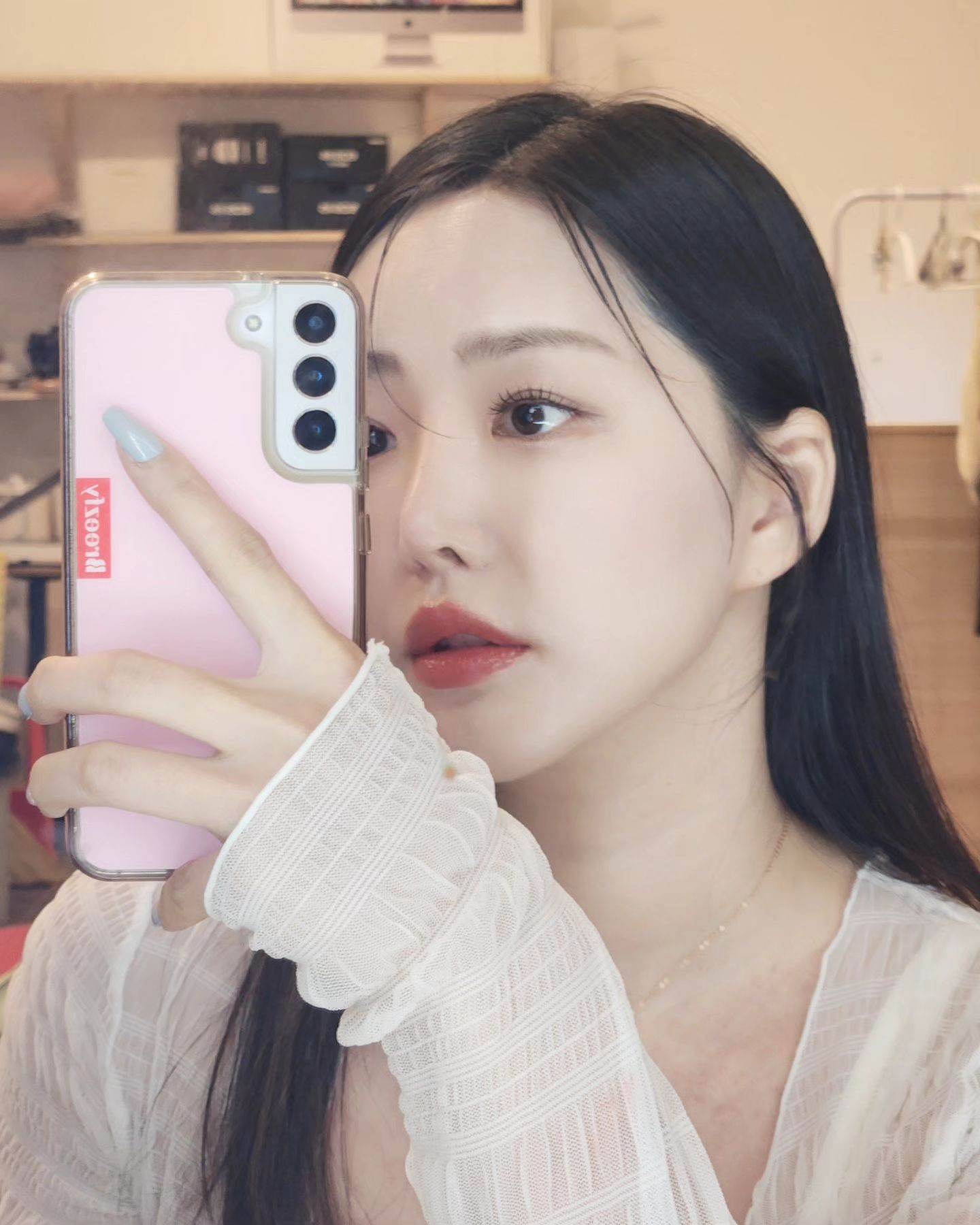 -
오랜만에 프로필찍으러왔어용❣️

우선 헤메 만족🩷
베트남 다녀와서 피부가 다 탔는데
금손언니가 이뿌게 만들어줘떠요🫶🏻

사진 잘나왔음 좋겠당 두근🥰

#강남프로필스튜디오 #압구정스튜디오추천 #스튜디오모키 #프로필촬영날 #강남압구정 #거울샷맛집 #미러샷📷 #피부다탐 #내피부돌려줘 #여행후유증✈️ #금손메이크업쌤 #리액션부자임 #기부니가좋아짐 #기본카메라로 #찍기적응중