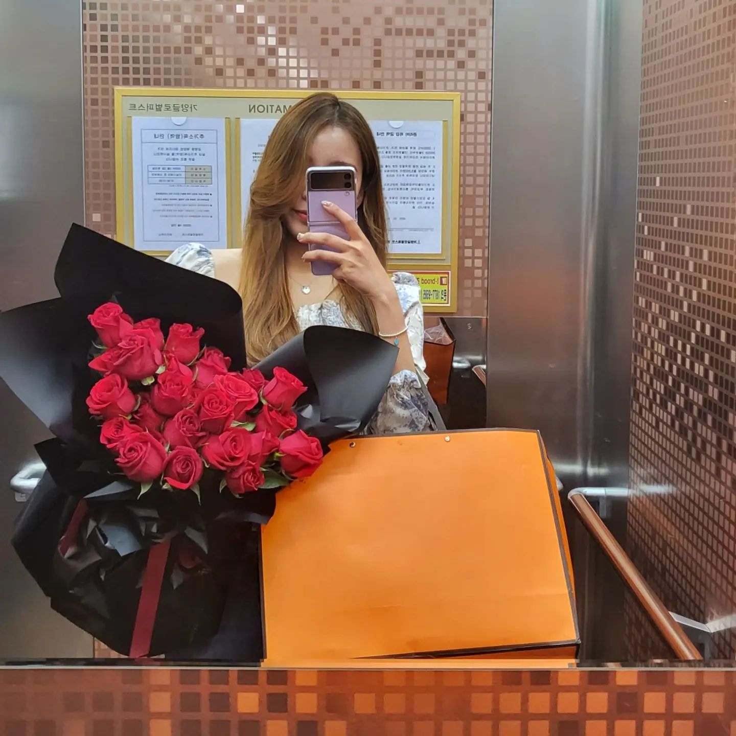 내친구 생일꽃다발은 내가❤️

장미로만 하는만큼, 의미있게
28송이로 제작했던 꽃다발ㅎㅎ

윤비가 너무 좋아해줘서 뿌듯 :) 
케이크랑 색상맞춘게 뽀인트!

올해는 부산일정이 있어서
더 타이트한 일정이었지만 하나도 안힘들고
준비하는 내내 즐거웠오 🥰❣️ 
.
.
.
.
.
#내편 #5월 #내짝꿍생일
#HBD #생일파티 #장미꽃다발