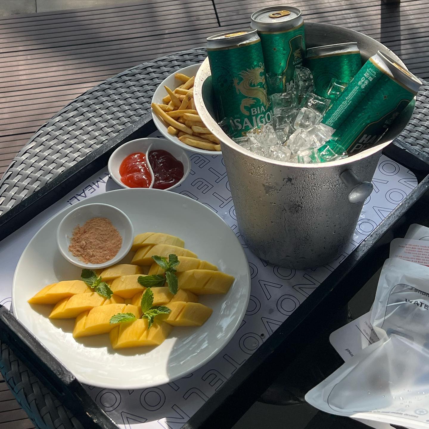여긴 천국이야 ,, ✈️🤍
물놀이 하구 시켜먹기💛
프라이빗으류 하길 잘했스 🪄
라커이 가서 부채새우, 오징어튀김, 새우, 성게알 !! 푸꿕 라커이 진짜 맛있어 ✨ 푸꾸옥 또 가서 라커이 먹어야지 !! 

#푸꾸옥 #푸꾸옥여행 #푸꾸옥노보텔 #푸꾸옥맛집 #라커이 #푸꾸옥라커이 #망고 #먹스타그램 #해외여행추천 #휴양지