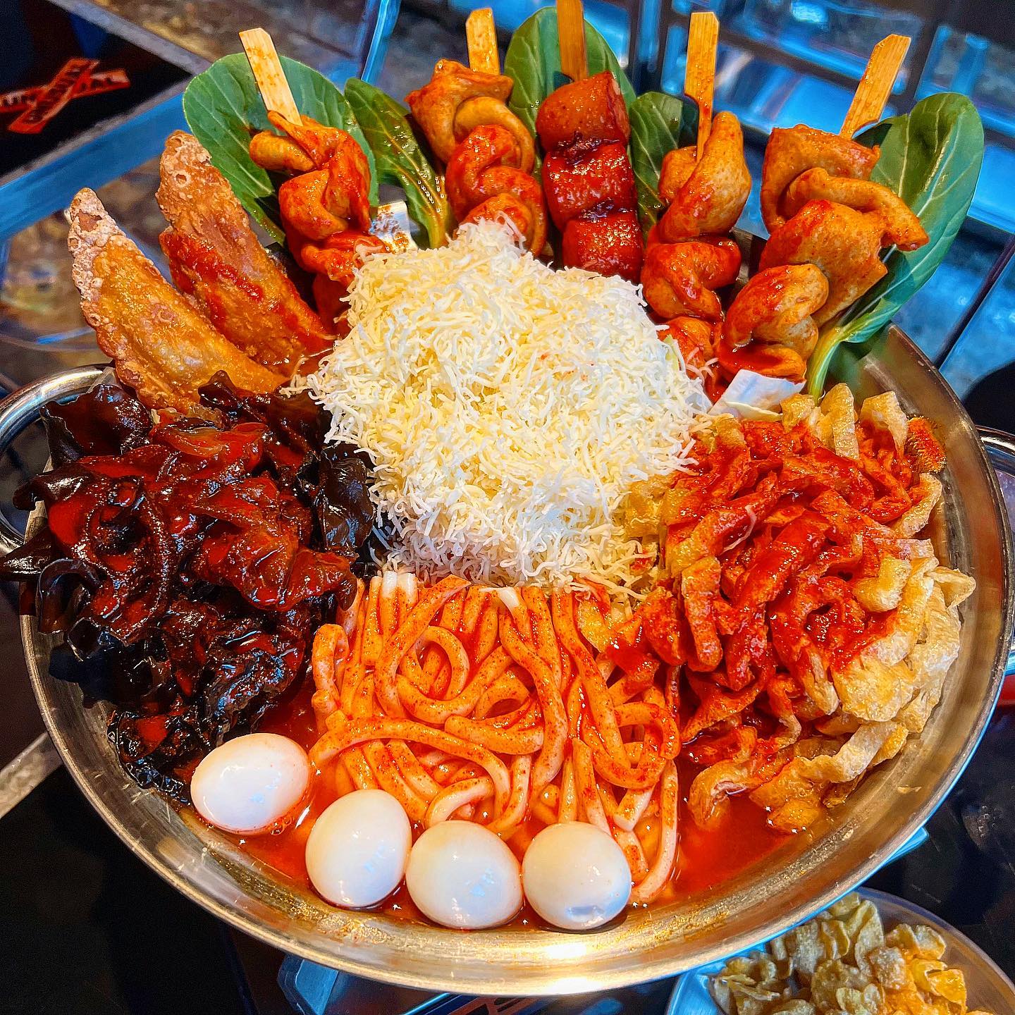 #협찬 용산 현선이네 언유쥬얼🍺
.
용산에 새로생긴 힙한 즉석떡볶이 맛집🤟
원래도 맛집으로 유명한 현선이네 떡볶이 술집버전이다
우리는 떡볶이랑 치킨을 주문하고 하이볼도 같이 주문했음🧾

세상 화려하게 생긴 떡볶이엔 오뎅꼬치, 소세지꼬치, 만두, 청경채가 꽂혀있고 떡, 오뎅, 양배추, 목이버섯, 유부, 우동사리, 메추리알, 치즈가 듬뿍 들어있다😍
맵지 않은 달달한 소스에 양도 푸짐해서 너무 좋았음
넘 배불러서 볶음밥을 못먹은게 아쉽다

사이드로 시킨 치킨은 옛날통닭에 샐러드
그 위엔 발사믹드레싱이 뿌려져있는데 이게 궁합이 미쳤음🙊
치킨은 바삭하고 샐러드가 올라가서 프레시한 느낌도 듦
이게 생각보다 넘 취저였다💘

하이볼은 하이볼 맛집답게 맛있는 하이볼인데
술맛이 좀 센편이라 술찌는 사이다를 좀 더 부어먹었다🫠

퇴근하고 이렇게 한잔하러 오기도 너무 좋은 곳이지만
가성비 좋은 런치메뉴도 있으니 주변 직장인들 점심메뉴로도 추천함👍
.
.
#용산역떡볶이 #현선이네언유쥬얼 #현선이네떡볶이 #용산역분식 #용산역데이트 #용산역맛집 #용산구맛집 #신용산역맛집 #신용산역떡볶이 #신용산역분식 #용산공원맛집 #용산공원떡볶이 #국립중앙박물관맛집 #용산구데이트 #용산구떡볶이 #용리단길떡볶이 #용리단길맛집 #용산역술집 #용산술집 #신용산역술집