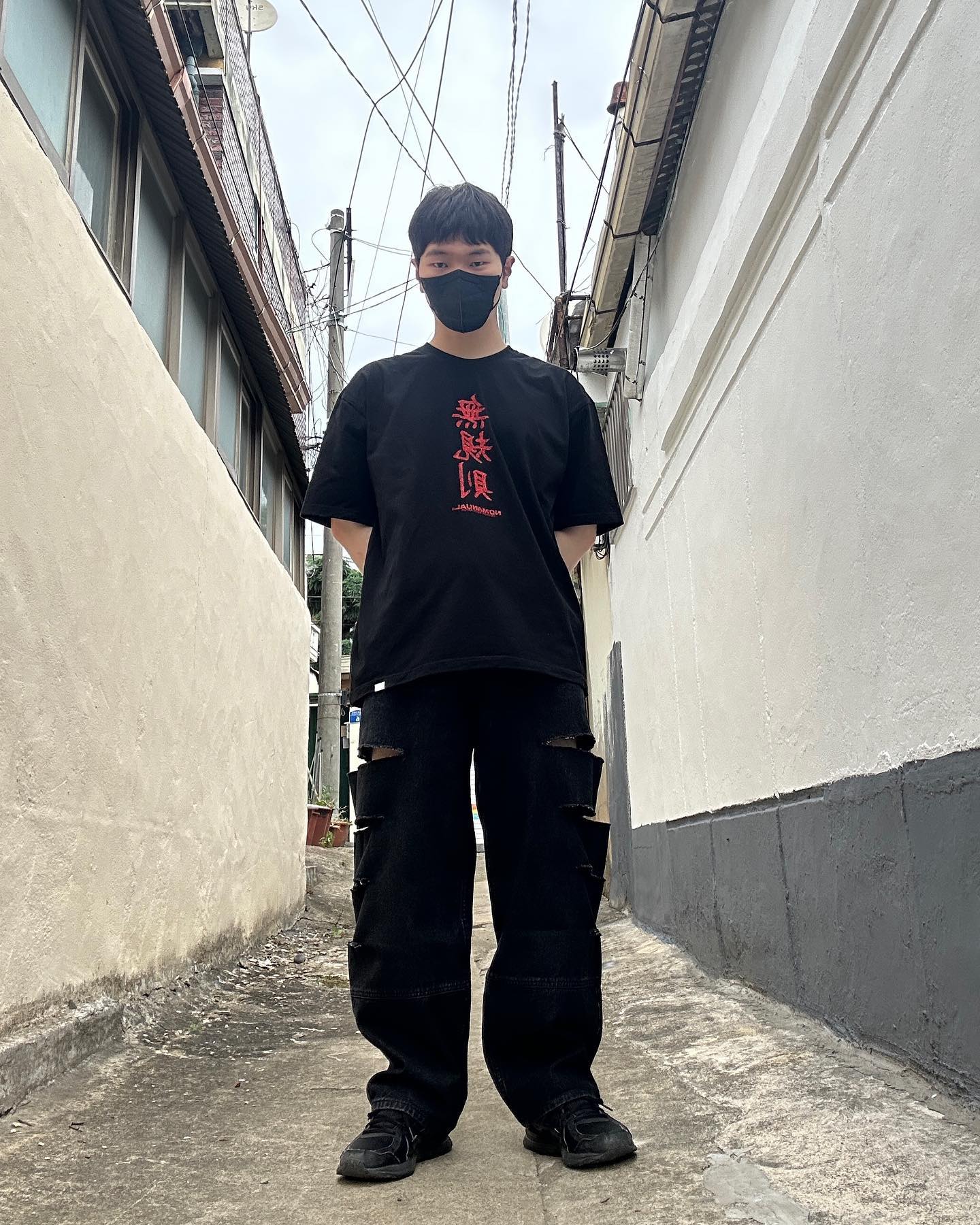 #협찬 “바지 입을 때 발 잘 넣어야 하는 룩"
오늘도 상하의 모두 노매뉴얼 옷으로 입었어요. 진짜 노매뉴얼 너무 이뻐서 항상 믿고 사는 브랜드에요. 반팔은 저번에 입었던 한자 프린팅이 있는 상의고 바지는 특이하게 옆라인에 찢어진 포인트가 들어간 바지에요. 바지 통이며 기장이며 핏이 진짜 이쁘게 나오고 포인트도 스트릿하게 잘 들어가서 제가 가지고 있는 상의 아무거나 매치해도 다 잘 어울릴 거 같아서 이 바지로도 돌려입기 엄청 많이 할 수 있을 거 같아요. 다음에 이 바지 돌려입기 해서 또 보여드릴게요! 제 옷 정보들 모두 론리클로젯에 있으니까 와서 정보 확인해보세요!
lonely_closet_official 
.
🔥 상의 : nomanual.designs 
 노매뉴얼 N.R T-SHIRT - BLACK
🔥 하의 : nomanual.designs 
 노매뉴얼 W.D DENIM PANTS - BLACK
🔥 신발 : asics 
 아식스 조그 100 블랙 
.