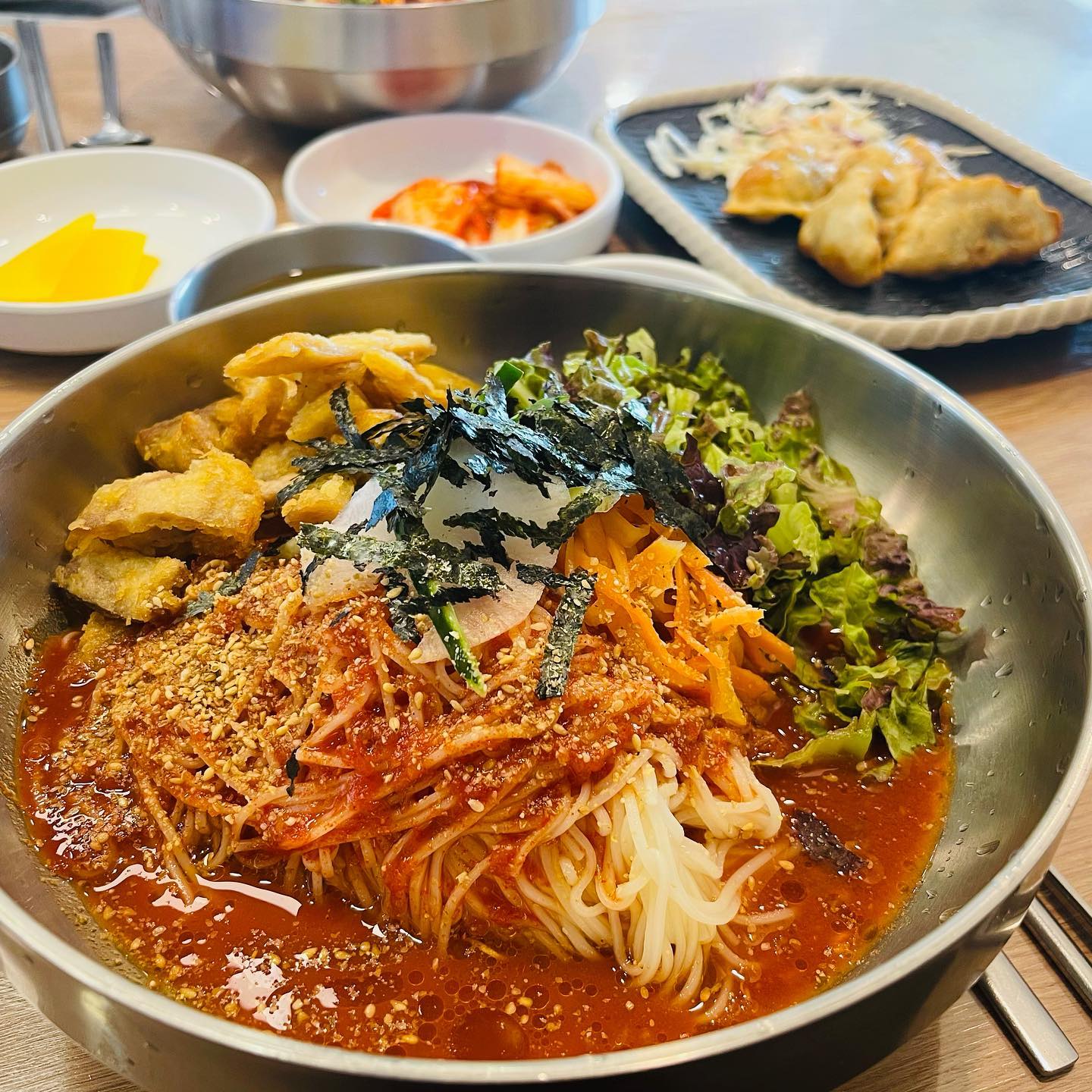 #협찬 

일산 육전국수🥢

오늘같이 더운 여름날 시원한 비빔국수가 땡기네요~😋
식당은 파주와 일산에서도 가기 좋은 위치에 있었어용!!
주차장도 넓어서~ 주차하기도 엄청 편하더라구요~🚗
점심시간에 갔는데 식사하시는 사람들도 엄청 많고~
포장해가시는 분들도 되게 많았어요~🥡🥡

육전비빔국수는 육전포함 가격이 8,000원인데~
양이 엄청~ 엄청~ 많더라구요! 완전 곱빼기였어요!!
배불러서 다 못 먹을 뻔했어요!!😵‍💫😵‍💫
비빔국수 맛집이여서 그런지 맛은 진짜 보장👍🏻👍🏻
튀김만두도 너무 맛있고~ 맛잘알이 아는 맛집인정‼️

수제돈가스, 김치두루치기, 콩국수, 녹두전 등
어린아이들까지도 먹을 수 있는 음식들도 많더라구요~👼🏻
옆 테이블에서 아이가 돈가스 먹는데~ 먹고싶더라구요😋
다음에 가면 수제돈가스도 한 번 먹어보려구요~🐷
더운 여름날 맛있는 육전국수집으로 강력추천드려요~

🏷️ 경기 고양시 일산서구 덕이로 197
⏰ 매주 화요일 정기휴무, 10:00~19:50

#일산육전국수 #일산맛집 #일산육전 #일산육전맛집 #일산국수 #일산국수맛집 #일산잔치국수 #일산잔치국수맛집 #일산데이트 #일산국수추천 #일산비빔국수 #덕이동맛집 #덕이동육전 #덕이동육전맛집 #덕이동국수 #덕이동국수맛집 #덕이동잔치국수 #덕이동잔치국수맛집 #덕이동데이트 #덕이동국수추천 #덕이동비빔국수