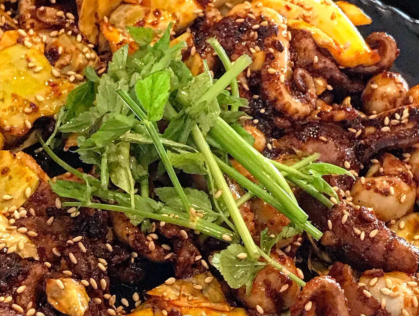 애들 데리러 가기전 쭈꾸미는
맛이가 환상적이군,, 👍🏻따따봉👍🏻
맵기 보통에 불향가득히~~ 나이스한 아점점저러점점점 🫣
오늘도 말해모해 🌈🫡
.
.
#생생쭈꾸미

🎈 경남 양산시 물금읍 가촌새터길 20-16 1층
.
.