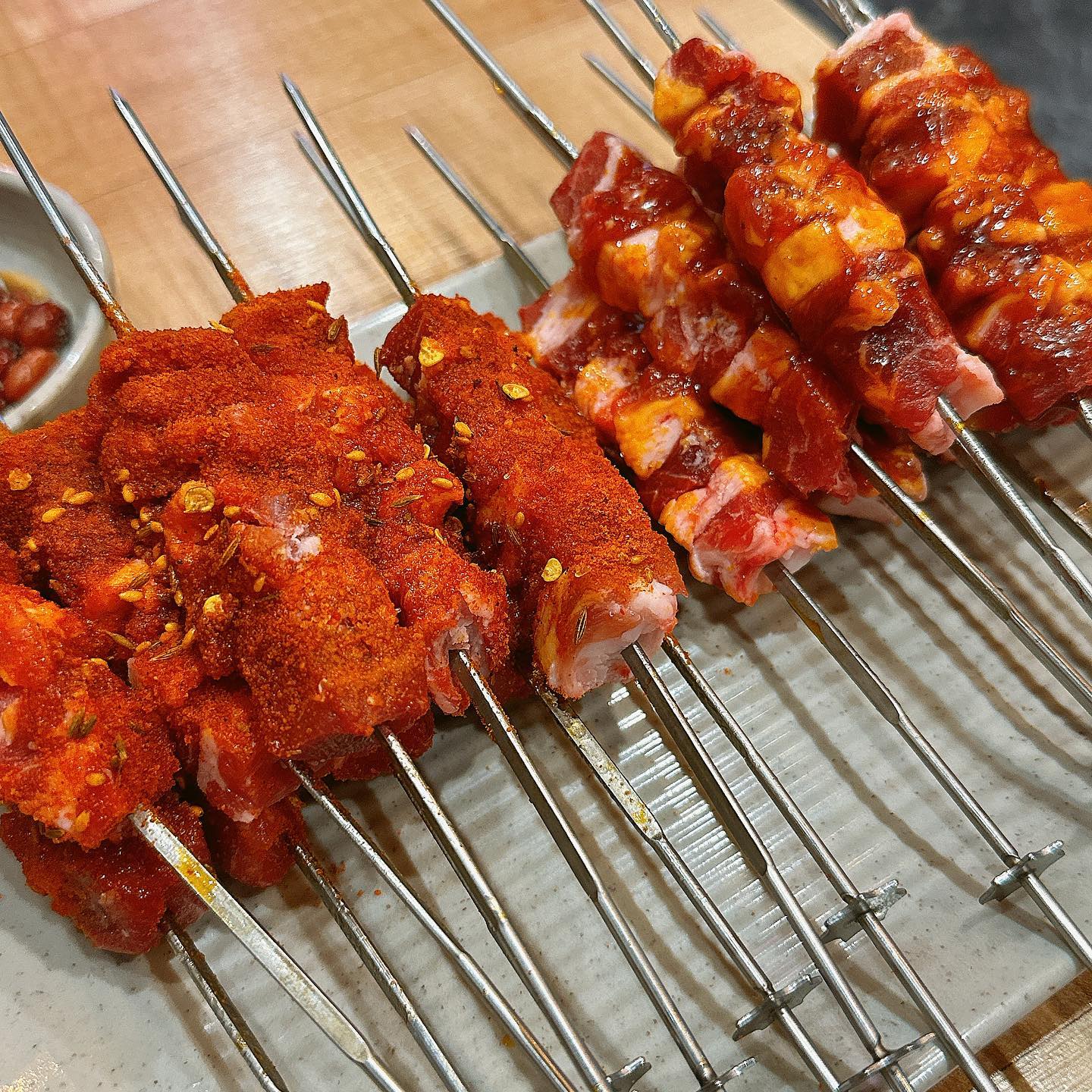 오랜만에 찾은 맛집! #구암동맛집 미쓰램칭따오양꼬치 칠곡점. 지글지글 통통한 양꼬치에 새우볶음밥과 별미였던 바지락볶음까지 너무 맛있었던! 밥반찬으로도, 술안주로도 훌륭하다. 앞으로 양꼬치는 칠곡 미쓰램칭따오양꼬치!!!!