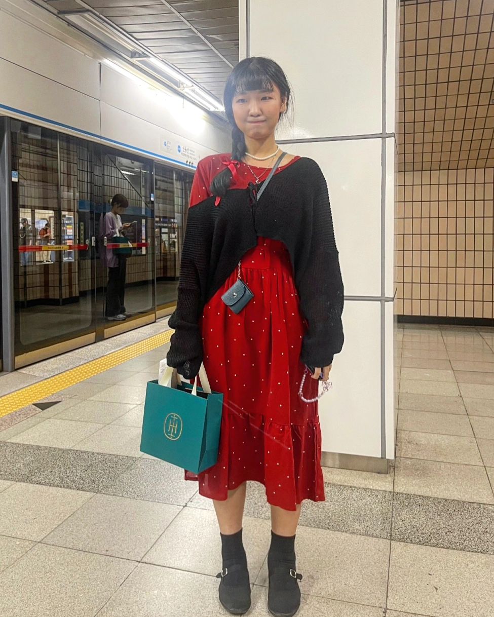 수요고개 무사히 잘 넘으셨습니까아아아...?!!

저는 오늘 연차에 오랜만에 빨간원피스를 입어서 기분이 넘 죠습미다..🤭❤⠀

빨강땡땡이 원피스에 한석봉 머리 + 리본 포인트를 줘봤어요 🫶 

목걸이는 요즘 제 문신템이였던 #도도소미 제품과 진주 못걸이 레이어드했습이댜 ❣ 

 ⭐하이틴 스테인리스 스틸 쥬얼리 브랜드⭐ 도도소미 방문해보시면 심플하지만 키치하고 포인트 되는 목걸이들이 가득가득해요🤭❤

제가 한 목걸이는 달🌙 모양에 심플한 팬던트로 데일리하게 여름에 기본티든 어디든 잘 어울려서 앞으로도 문신템일것 같아요❣❣ 심지어 길이조절도 할 수있어서 저처럼 레이어드할때도 유용하게 사용할 수 있답니다🥹

주의) 중간에 갑자기 사랑고백있음🫶💚

#광고 #도도소미 #dodosomi #여자목걸이 #목걸이 #써지컬목걸이 #스테인리스스틸목걸이 #목걸이브랜드