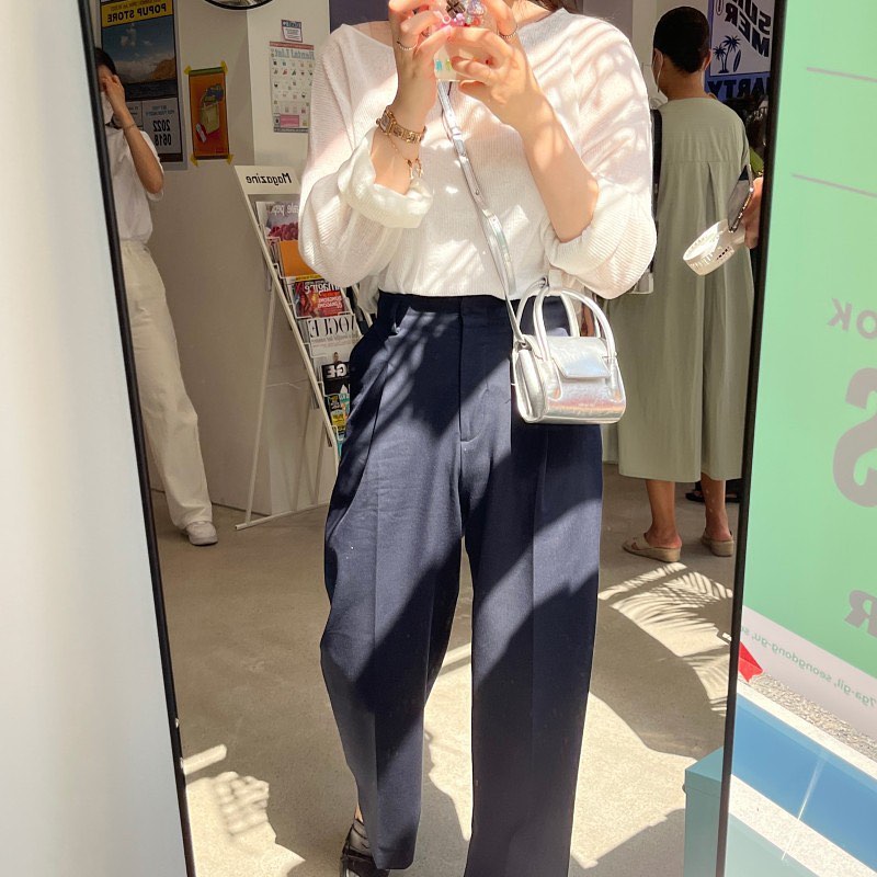 👜 여름엔 실버백이 진리지! #파인드카푸어실버백

수납력은 꽝이지만 귀여운게 최고야🤍
#미니백 보다 작은 #마이크로백
다양한 컬러에 어떤 색으로 구매할지 긴 고민끝에
내 선택은 #실버백 #파인드카푸어 #마티백 

✔️ #초미니백 가방 중 제일 깔끔한 디자인
✔️ 게다가 #한정판 이라니 이건 못참지! #마티백실버
✔️ 포인트되는 컬러감으로 #데일리룩 에도 찰떡
✔️ 손잡이 부분 똑딱이로 가방이 갑자기 열릴 걱정 No
✔️ 특히나 여름만 되면 더 많이 찾게 되는 #마티백12 
⠀
📝 여름 데일리룩 필수템으로 가방, 립, 차키까지만 딱 넣을 수 있는 귀여운 #포인트아이템 으로 강력 추천! #보부상 분들에게는 당연히 비추드리지만 세상 귀여운거 좋아하는 분들께는 강력 추천 아이템이에요!

 #findkapoor #martybag #silverbag #은색가방 #실버색가방 #마티백크링클드 #크링클드 #29cm #내돈내산 #파인드카푸어미니백 #파인드카푸어마티백 #ootd #좋반 #맞팔 #블로거 #klog #kzzz