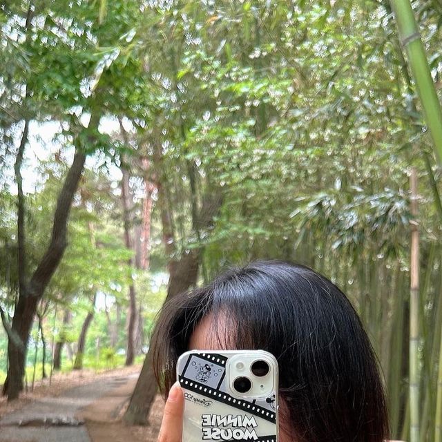 @bbiong_sseong on Instagram: "#제품협찬 #디즈니100주년 디즈니 정식 콜라보 케이스🖤 아이폰은 투명케이스가 간지라며 투명만 고집하던 나조차도 넘 탐났던 미니마우스💕심지어 내가원래 하고