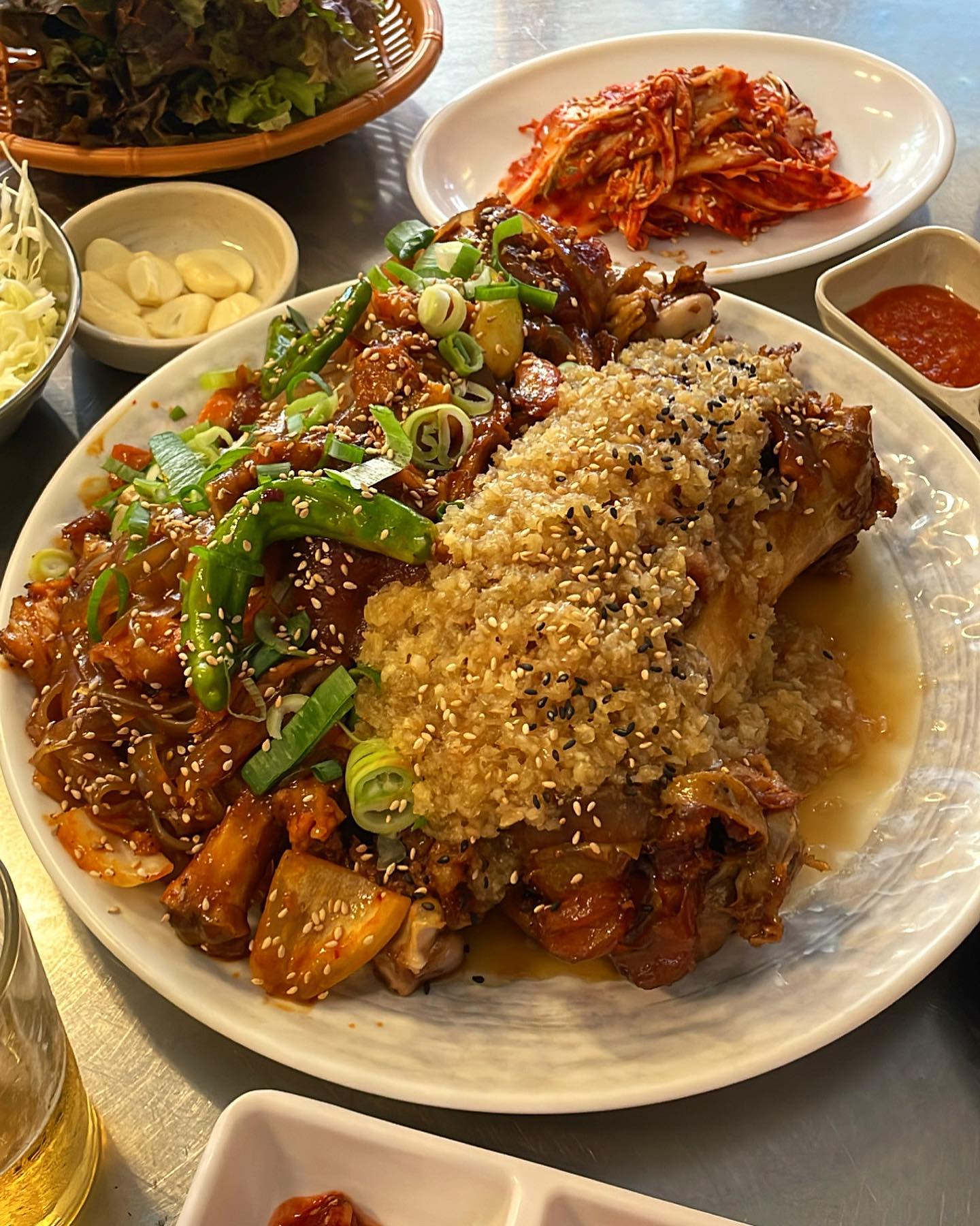 #온기족발
가고 싶은 곳으로 저장해두고 
릴스 수십번 공유했던 족발집 드디어 다녀오기 🥴
4시 오픈이라 여유부렸는데 10분에 자리 꽉찼구요?!?
근데 미친맛집 ,, 또 먹어야지💘
반반족발 (불족+마늘족) 조합 못잃지,,
술마시다 국물 필요할 때 손이가는 순대국은 thㅓ비스
나랑 온기족발 먹으러 갈 솨람 ~~!
