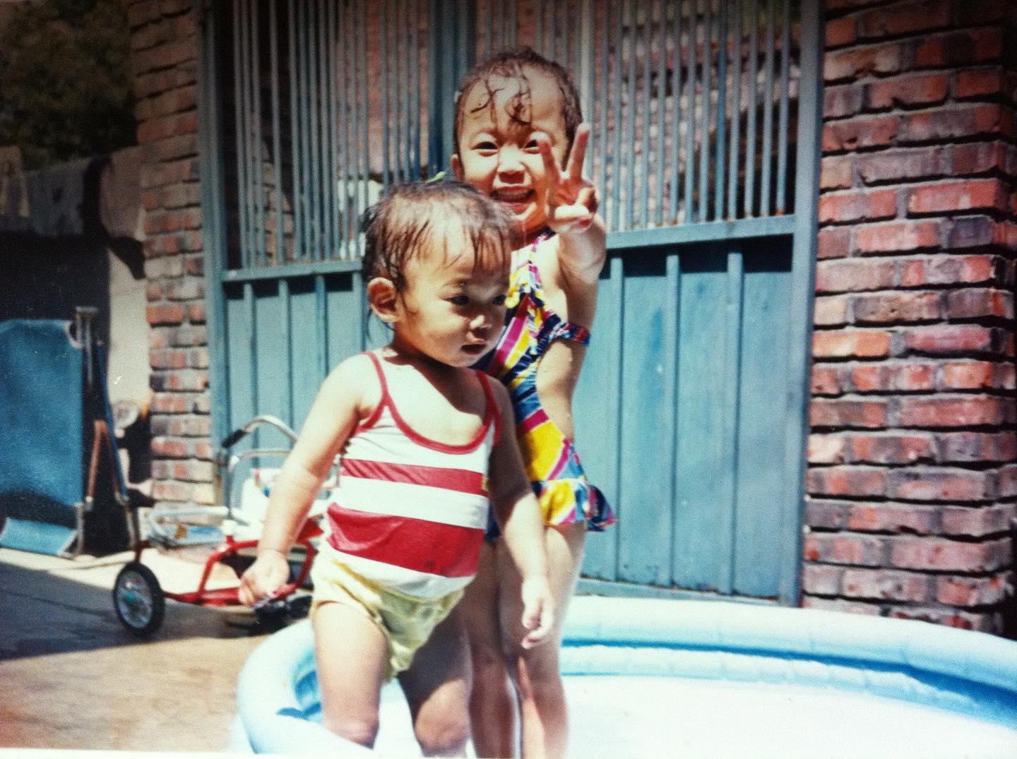 이슬이가 5살, 예슬이가 3살 👧🏻👶🏻❤️
카메라만 보면 기분좋은 나, 배뽈록 눌러보고싶은 귀여운 예슈리 👶🏻 
우리도 이럴때가 있었다아아
우주도 이제 슬슬 수영 연습하자 ❤️ 엄마아빠랑 수영하게
.
.
.
.
#아레나코리아 #아레나50 #20세기수영복