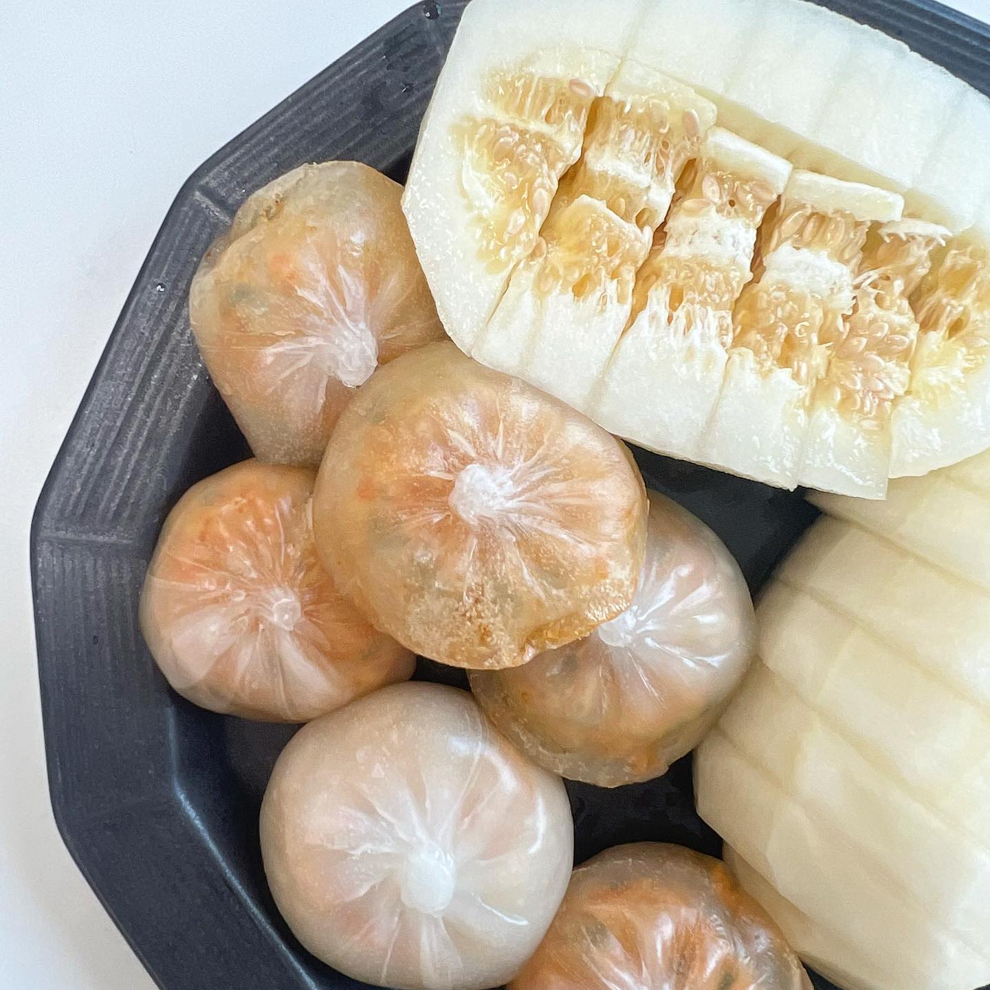 오늘 아침 행복한접시 히히🤍 
이제 진짜 여름이 오나봐요~!!
원래 여름 최애과일 복슝, 자두, 수박 이런거였는데 이제는 참외가 원탑인것같은\[♡_♡]/ 그래도 복슝 나오면 또 그릭이랑 먹어쥴꼬야~~

바르닭 만두 넘 맛있어서 담에도 맛별로 다 시키려구요! 근데 김치만두는 저한테는 정말 매워서 빈속에는🥵