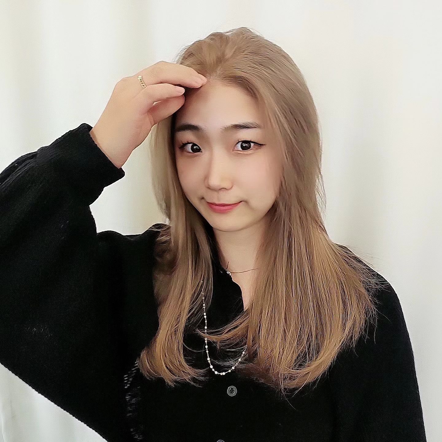 잇님들🩷제 첫 탈색이에요 스무살부터 11년동안 밝은염색,네일은 꿈도 못 꾸던 관광서비스업 탈피❗️첫 탈색❤️‍🔥 어떤가용
#옴브레 #솜브레 하러갔다가 원장님 제안으로 #코투리베이지 과감하게 해봤는데 괜찮나용?
#모리헤이즈한남본점
여기가 바루 #염색맛집 #탈색맛집 #이미지변신 
moriheiz_yeo
원장님 기술과 상담덕에 이미지변신 제대루하네용
#졸지에 #MZ #며느리 #등극