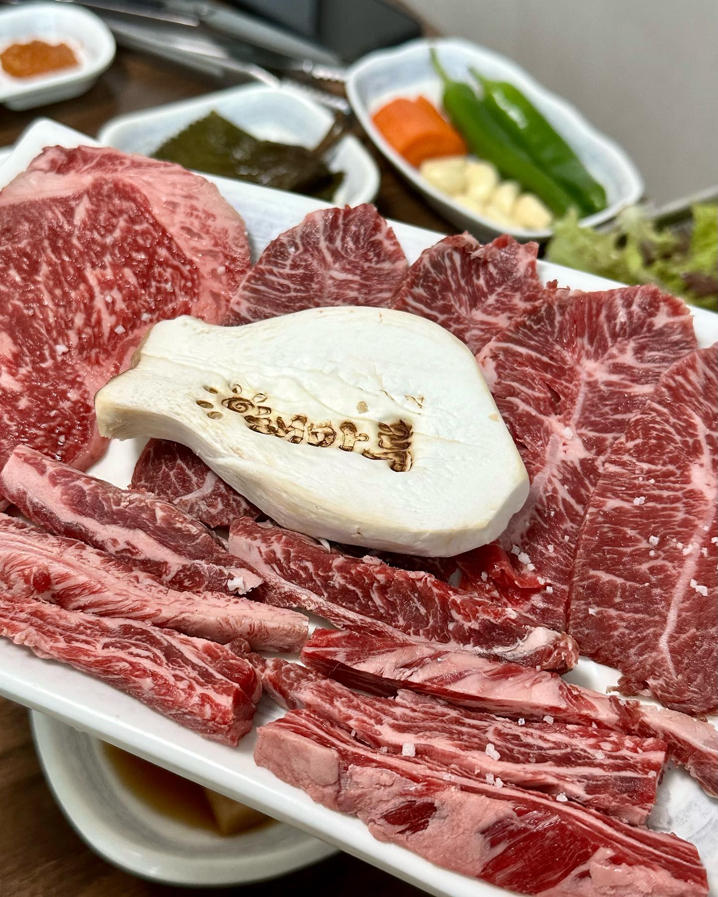 #해마루숯불구이

30년 넘게 운영되어 오고 있는 울산 봉계 한우 맛집입니다.
스토어팜으로 한우 세트도 판매하고 있어서 온라인으로 구매도 가능합니다.

📃봉계식 왕소금구이 모듬 22.0
📃양념 육회 (소) 15.0
📃된장찌개 2.0

부드러운 육즙의 한우와 맛깔 나는 양념의 육회,
그리고 진한 된장찌개로 마무리하는 조합이 끝내줍니다 :)
-
📍해마루 숯불구이
🚩 울산 울주군 두동면 계명로 154 (봉계리)
🕐 매일 11:00 - 21:00
🅿️ 주차 가능