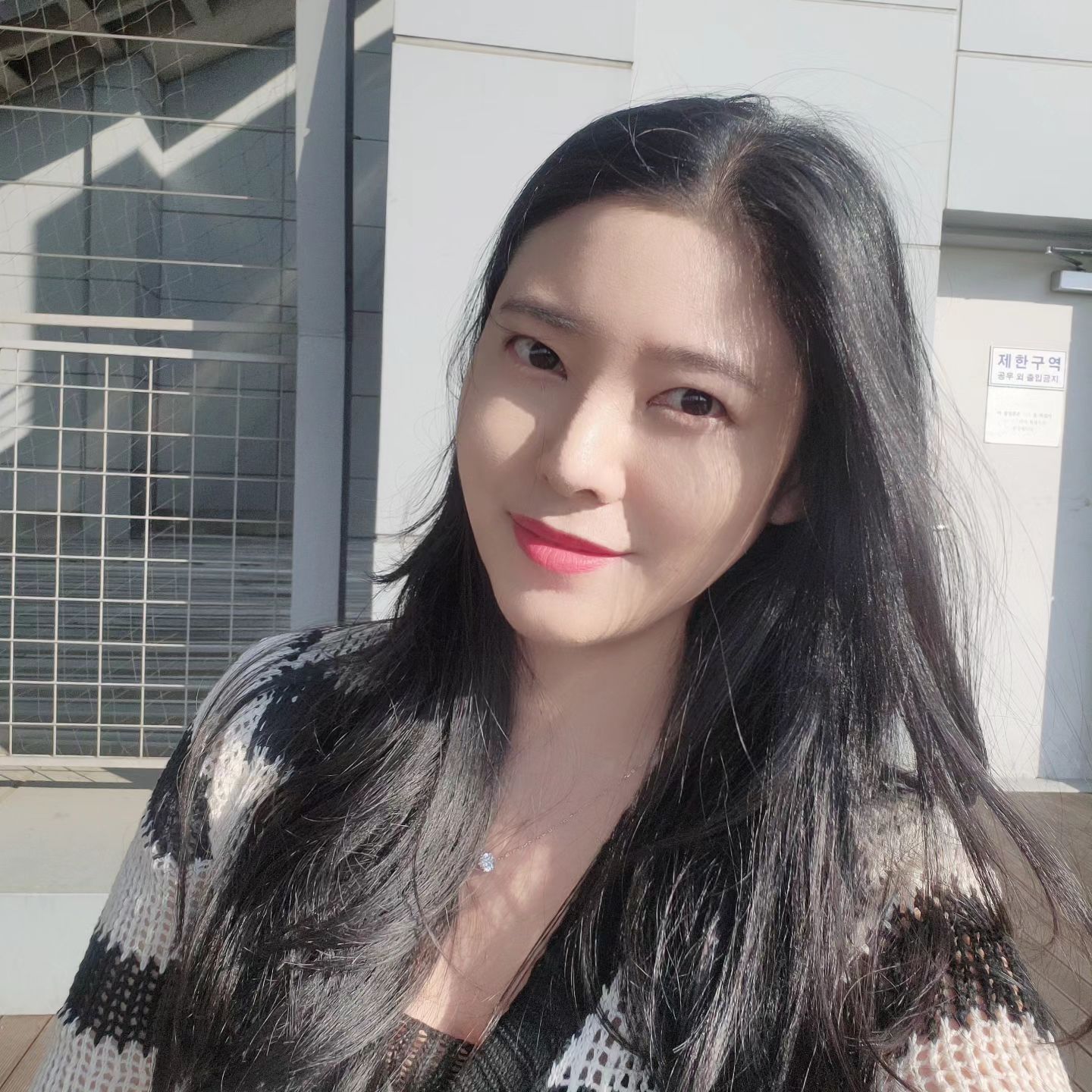 #내용과 #관련없는 #셀카

며칠전 저랑 동갑인 사촌이랑 얘기하고있는데
자기집에 로봇청소기있어서 너무 편하다고 하더라구요-
그래서 제가
"우리집에도 청소하는 로봇 있어!"
라고 했슴다........🫠ㅋㅋㅋ

오늘은 우리집 뚱뚱한 로봇이 어떤일을 해놓을까?^^

#코드제로
#로봇인간
장점 : #청소잘함 #밥도잘함 #빨래잘함 #일도잘함
단점 : #잘고장남😉