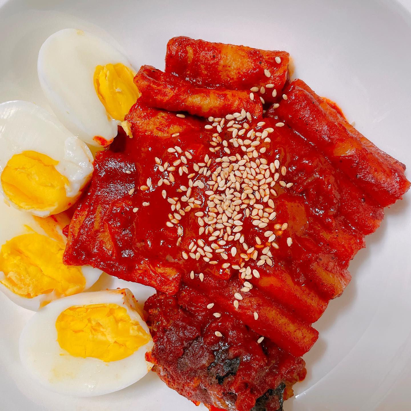 23. 05. 25. 저녁
➔ 매운 떡볶이

#삼순_식단 
#제품제공

혹시.. 매운거 잘 드세요..? 저는  잘먹지도, 못먹지도 않은 평균적인 입맛인데요. 매운걸 좋아하면서도 잘은 못먹는… 그런 느낌이에요!😛

매운게 땡겨서 hnbclub_ 의 #불나게매운떡볶이 를 먹었어요🥘🔥
근데요.. 이거요. 이거 진짜 엄청 매워요🥵 눈물 콧물 줄줄😭
#삶은계란 도 준비했지만 효과는 미미했다... 그치만 계속 당기는 맛이라서 끝까지 다 먹었어요!🙌
 #맵찔이 인 저는 결국 #우유 를 섞어서 먹었지만.. 멈출 수 없을만큼  진짜 맛있었어요!

매운거 좋아하시는 분들은 진짜 진짜 좋아하실거 같구 못드시는 분들은 #쿨피스 #우유 필수 입니다🥲

hnbclub_ 

#바디프로필식단 #유지어터식단 #유지어터 
#아직도매워서밀크쉐이크먹는중