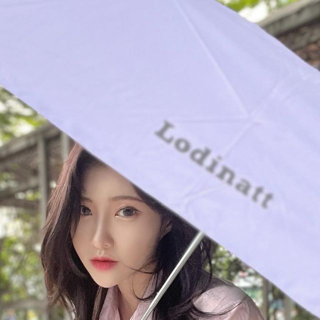 ♥백보경♥ on Instagram: "#광고 @lodinattofficial 요즘 햇빛이 너무 뜨거워서 자외선 차단제를 발라두 걱정도 되고 눈도 너무 부셔서 로디나트썬브롤리 가방에 넣어서 꼭! 챙겨다녀용~🩷 컬러가