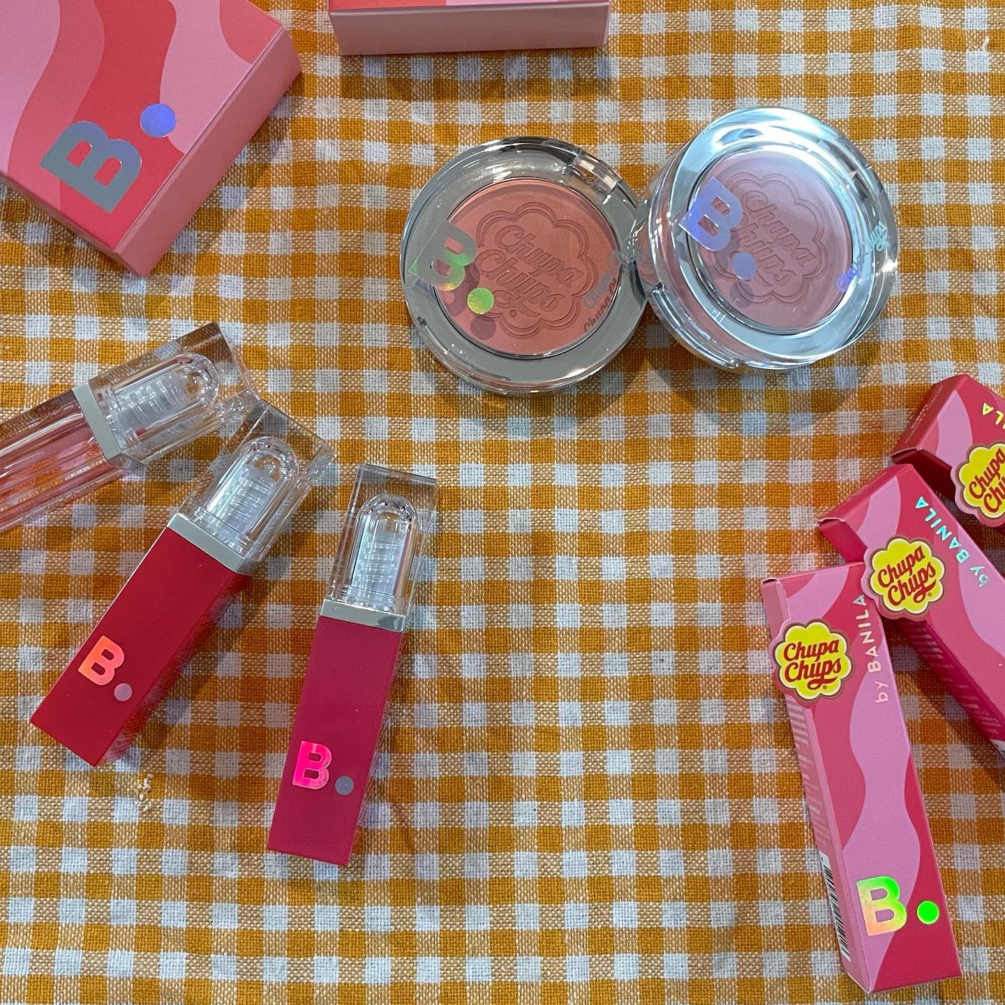 💖바닐라코와 츄파츕스 콜라보가 왔어요-!!
인간 츄팝츕스 될 준비 완료!🤩

#바닐라코x츄파츕스 #츄파츕스콜라보 #banillacoXchupachups

우리 모두가 아는 새콤달콤 맛있는 츄파츕스!🍬
바닐라코와 츄파츕스가 콜라보해서 상큼 메이크업이 가능해졌답니다!

이번에 소개해드릴 제품은✨
-워터리 베일 립 플럼퍼
-워터리 베일 틴트
-프라이밍 베일 치크 입니다:)✨

🏷️<워터리 베일 틴트>
PP01핑크버블,CR01캔디코랄🩷🧡
워터리베일이라는 이름답게 촉촉하고 얇게 발리는 틴트!
시간이 지남에 따라 발색이 서서히 올라오는게 특징이랍니다!✨
과하게 착색되지 않고 적당한 정도로 남아서 딱 만족스러운 정도에요!💕
틴트바르고 커피마시고 해도 입술이 쉽게 지워지거나 묻어나지 않아서 
넘 좋네용!!👍🏻

🏷️<워터리 베일 립 플럼퍼>🤍🩷
투명색으로 발색이 거의 없다고 보시면 되요!
입술필러 맞은 듯하게 빵빵하게 붓는 느낌이에요🫠
볼륨있는 립 메이크업할때 딱!!! 이거만한게 없습니다_!
대신,,, 쪼끔 매워요!! 그래서 상처난 입술에 안바르시는게 좋고
되도록이면 입술에만 닿을 수 있도록 발라주세요‼️
혀에 닿으면 많이 매움,,!🥹

🍬상콤하게 메이크업하고 피크닉 가시는 건 어떠세용!ㅎㅎ🍭
상콤달콤 바닐라코와 츄파츕스가 함께한 한정판 콜라보에디션!
올리브영에서 할인된 가격으로 구매하실 수 있어요!!
👉🏻 #올영세일기간 #올영세일 (6/1~6/7)

💛워터리 베일 틴트, 워터리 베일 립 플럼퍼
16,000원 → 9,920원
💛프라이밍 베일 치크
15,000원 → 9,000원

#워터리베일틴트 #워터리베일립플럼퍼 #프라이밍베일치크