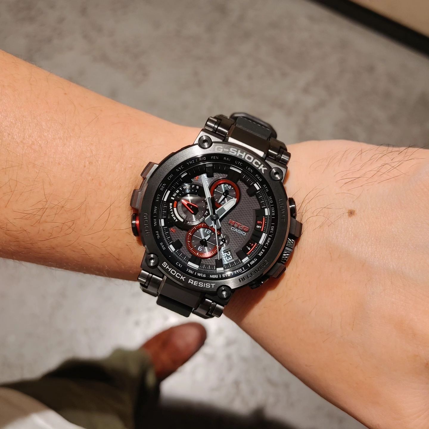 요즘 가장 애정하는 #손목시계

#GSHOCK #MTG #B1000B #1ADR

일 때문에 롤렉스니 IWC니 차봐도 #지샥 만큼 편한게 없더라.

#시계 #watch #mtgb1000b1adr #mtgb1000b #mtgb1000