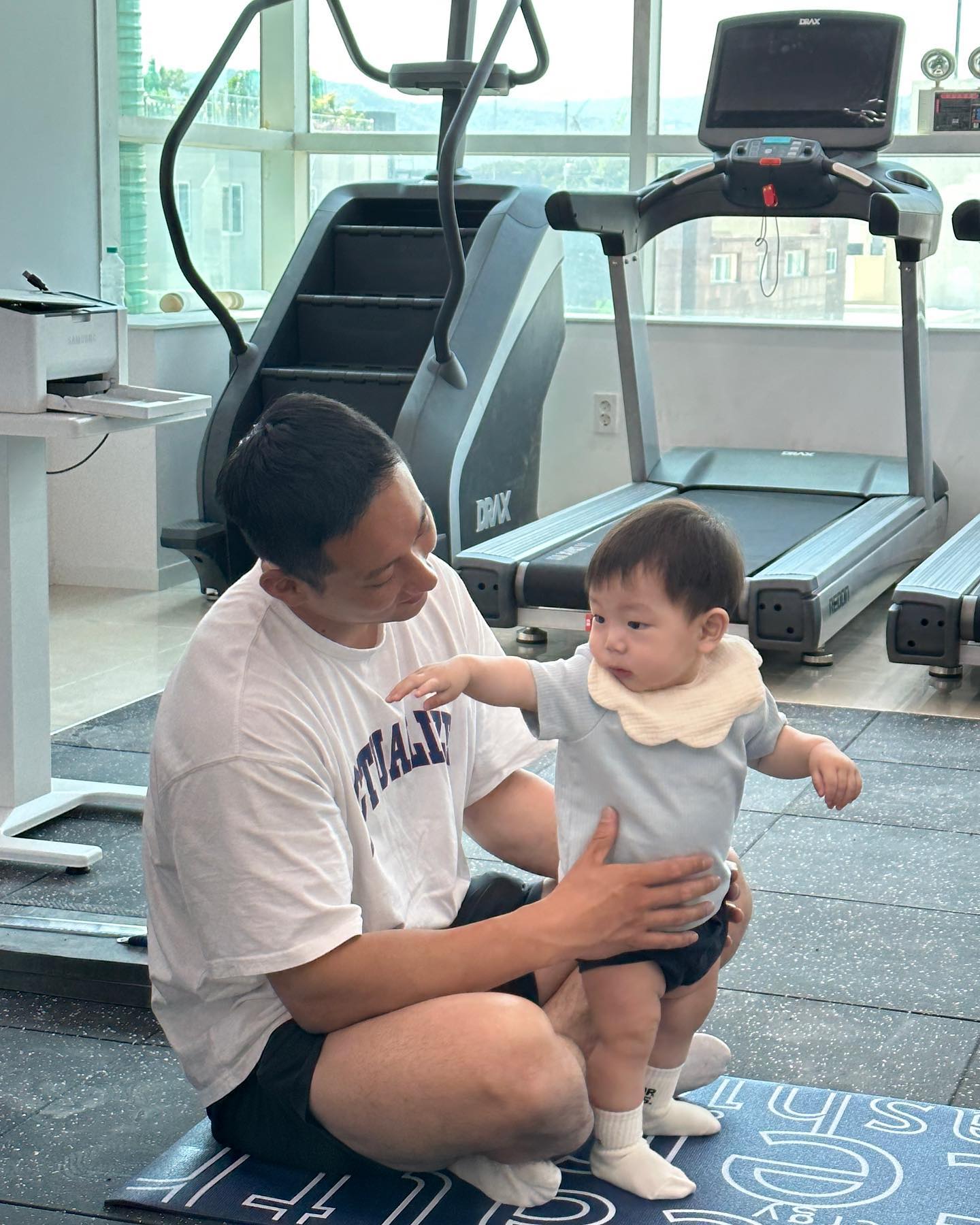 아빠 센터 기구들어온거 구경하러가서
없는 복근 자랑하기

#아빠
#제배좀보세여
#복근남 
#저깊은곳어딘가에