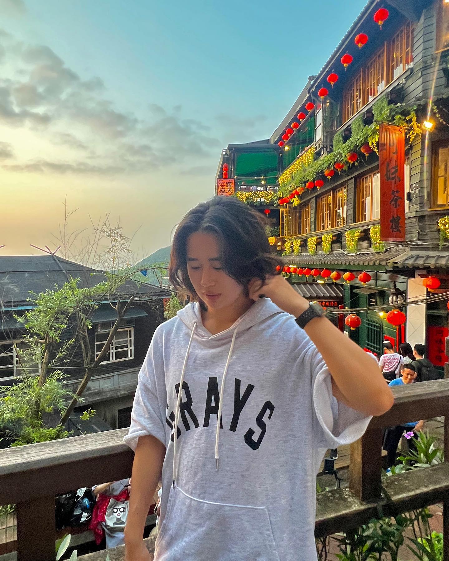 🇹🇼다섯번째🇹🇼- 지우펀🌠

1. 사람들 진짜진짜 많음(그래도 우리는 운 좋아서 사람 없는 편이였음👍) 
2. 사진찍기 위해 있는 스팟이 정해져있음(특징. 사람들 몰려있음)
3. 음식들 시식, 시음 가능(원주민 차 있는데 유명함 그거 하나 삼✌️)
4. 센과 치히로 배경이라는데 여긴 대만인데 애니메이션은 일본 꺼인 뭔가 아이러니(여기가 일본인가 대만인가)
5. 야경 예쁘긴한데 벌레있긴해서 집에서 보는 지우펀 사진이 짱 ㅋㅋ
6. 한 손에는 땅콩아이스크림 다른 한 손에는 닭날개볶음밥(먹는게 제일좋아~~)
7. 생각보다 풍등 진짜 큼🏮

ps. 으으흠 예... 내일 한국 돌아간다... (집 침대에 누워서 넷플릭스 보는게 짱이여ㅋㅋ)