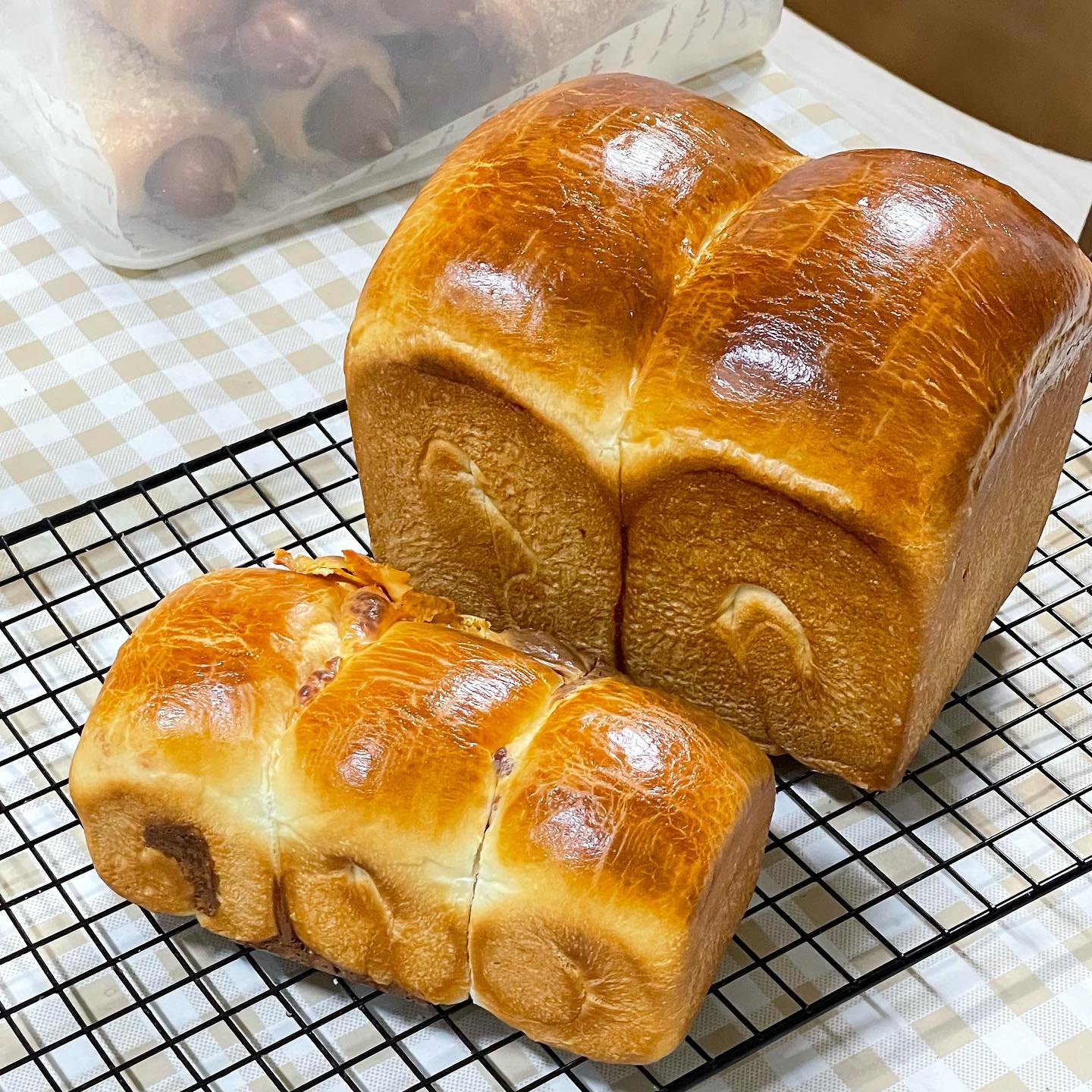 오늘의 베이킹 기록 #우유식빵
너무 맛있는 우유식빵 🍞에프굽해서 버터랑 먹으니까 너무 맛있어요..🥹💕촉촉하고 달달한 우유식빵 만들고 자투리는 작게 체다치즈 넣어서 만들었어요 잔뜩 넣었더니 치즈폭발^__^..오히려 좋았습니다 ㅎ허허
레시피 확인하느라 만들었는데 맛있어서 요걸루 친구 선물할 (🤭)식빵을 만들것인데 어떤 식빵인지는 비밀입니다 조만간 만들어서 올려볼게요 ㅎㅎ긴 연휴 행복한 금요일 되시길 바라요🙏🤍
.
.
.
#수댕_베이킹 #食パン #milkbread