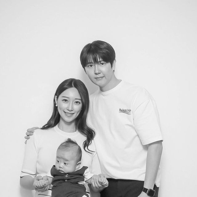@g__five on Instagram: "#협찬 우리 가족 첫 셀프스튜디오 방문! 합리적인 가격에 컬러, 브라운, 흑백, 클래식 여러가지 색감 선택이 가능했고 프라이빗한 우리만의 공간에서 자유롭게 촬영할 수