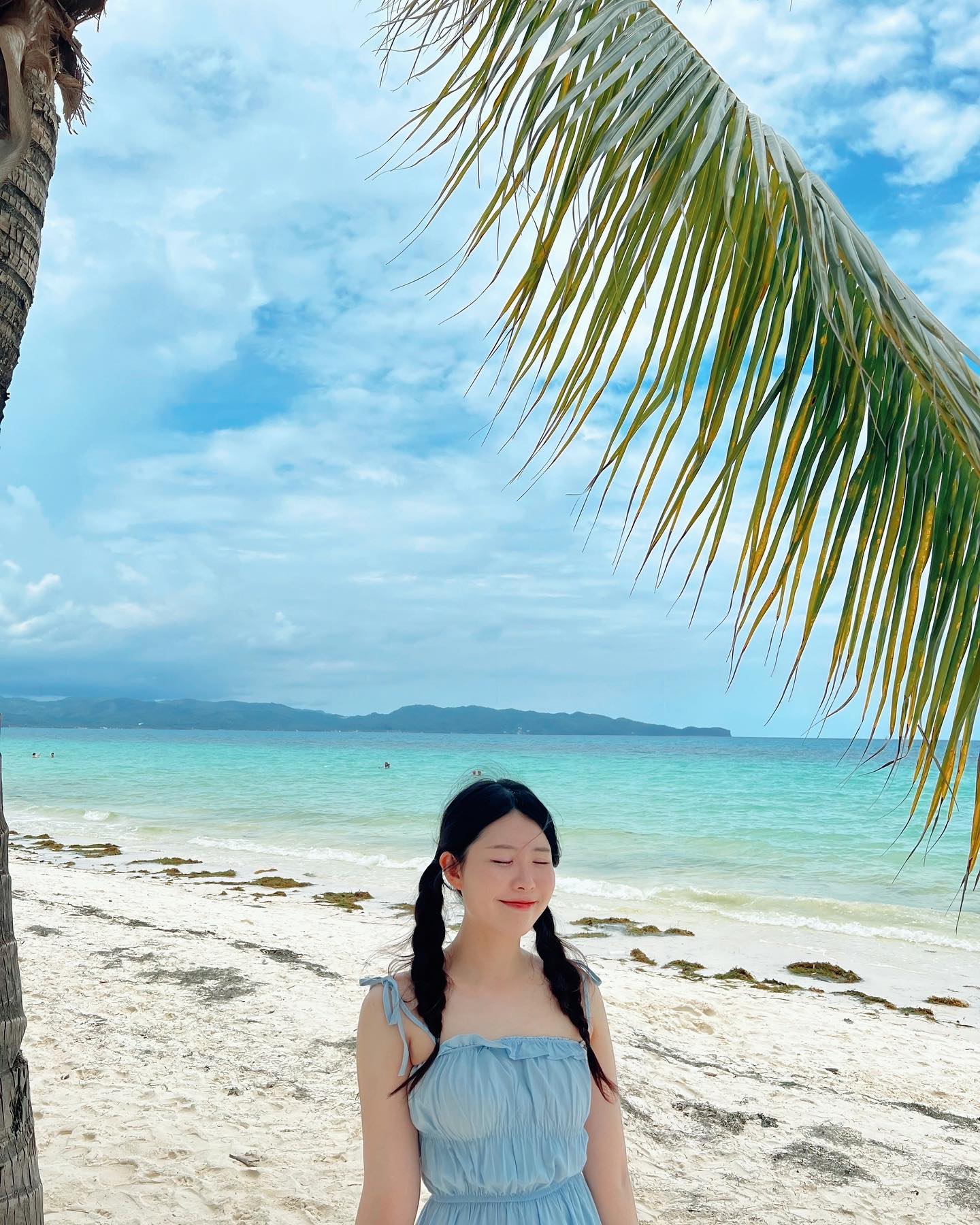보라카이 1일차 🏖️⛱️
홍이랑 같이 온 여행 오는데만 7시간 반 걸린 보라카이🥹
엉덩이 아파죽는줄 알았지만? 그래도 좋아 
화이트 비치랑 묵은 숙소에서 💛💛
너무 더워서 숙소 안이 천국이라고 할 정도 😂
#보라카이 #헤난가든리조트 #화이트비치