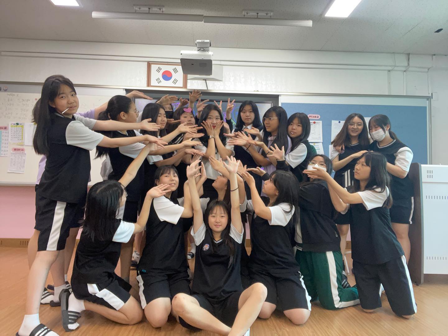 1학년 4반💗
한달이라는 짧은 기간동안 
많은 추억 쌓을 수 있어서
너무나도 행복했어 🩵

한달동안 너무 고마웠고
편지들도 다 고마워 ☺️
너네들 덕분에 교사라는 꿈이 확고해졌어 

일학년 사반 사랑해 🥹💗