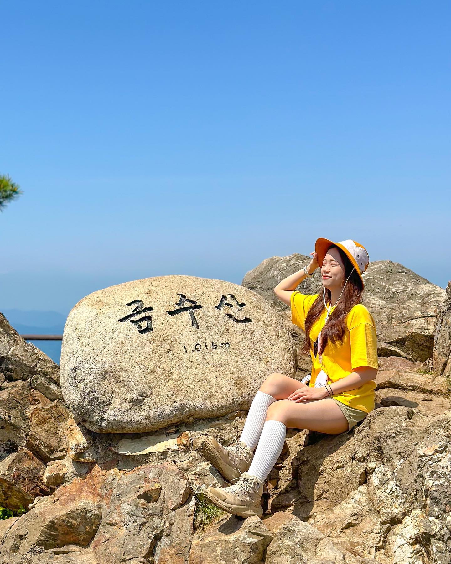 금수산 날씨 진짜 좋았는데 너무 더워서 휴대용선풍기 머리에 꽂고 하산했다는 썰...👀 

네비주소: 상학주차장 (상학 주차장에 주차하셔도 되지만, 차로 쭉 올라가시면 7-8대 정도 주차할 수 있는 공간이 있어요!)

#금수산#가은산#단양#충북산#청풍호#100대명산