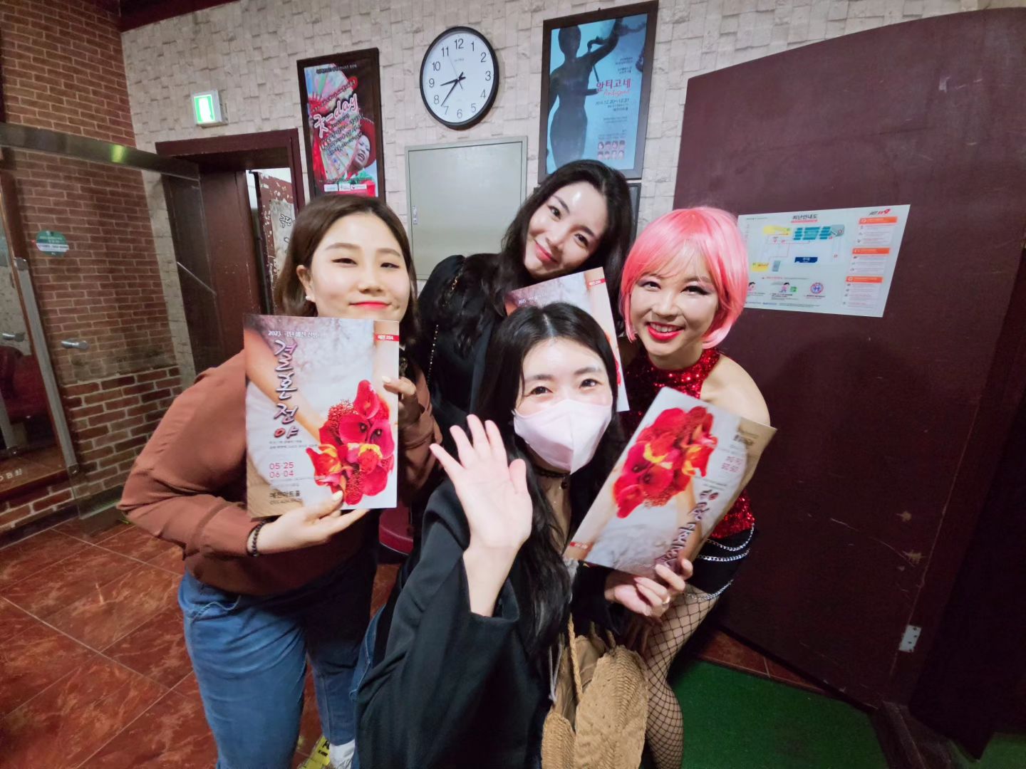 #공연 
오랜만에 
captain___ha 
무대에선 그녀의모습
#결혼전야 
수고해쪙 멋진그녀🩰👍😍

#언니들원정대
#환불원정대 아니구요ㅋㅋ
덕분에즐거운시간보냈넹♡

컴온컴온🎈🎉🎵할때
뛰쳐나갈뻔한건 안비밀ㅋㅋ

sunyoungbark 
shinyonce04 
담엔제대로보아용

ㅡㅡㅡㅡㅡㅡㅡㅡㅡㅡㅡㅡㅡㅡㅡㅡㅡ
#instagood #instadaily #instaphoto
#photography #instagood
#instalike #instamood #likesforlike
#일상 #소통 #연극 #공감 #연기
#대구공연 #대구연극 #좋아요 #좋반
#instapic #daily #dailylook