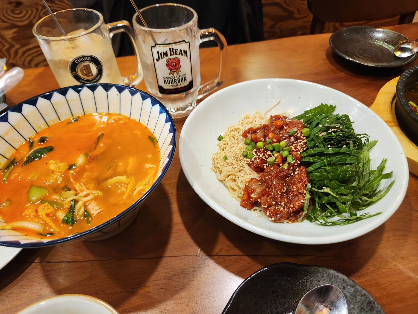 오래만에 맛잇는 음식 먹었따🥂🥢🥄🍴
전통주 하이볼을 처음보고 처음 먹어봤는데  그냥 하이볼보다 훨씬 맛잇음🫢
감바스는 내가먹은거중에 제일 맛있었고 딱새우해물라면은 딱새우가 들어가서 그런지 국물이 고소하고 깊은맛이 났다🍜
낙지들기름국수도 술안주로 딱!!
사장님도 친절하시구 여기 메뉴들이 모두 내 취저🥰 다음에 또 가야징~~

🥄달코롬딱새우와연어장🥄
전북 전주시 덕진구 권삼득로 333 원플러스빌딩 2층
감바스 -15000
낙지들기름국수 -12000
딱새우해물라면 -10000
매실주하이볼 -5000
사과주하이볼 -5000

#전주맛집  #전북대맛집 #구정문맛집 #전북대술집 #맛집추천 #맛스타그램 #먹스타
#달코롬딱새우와연어장 #감바스 #낙지들기름국수 #딱새우해물라면 #전통주하이볼