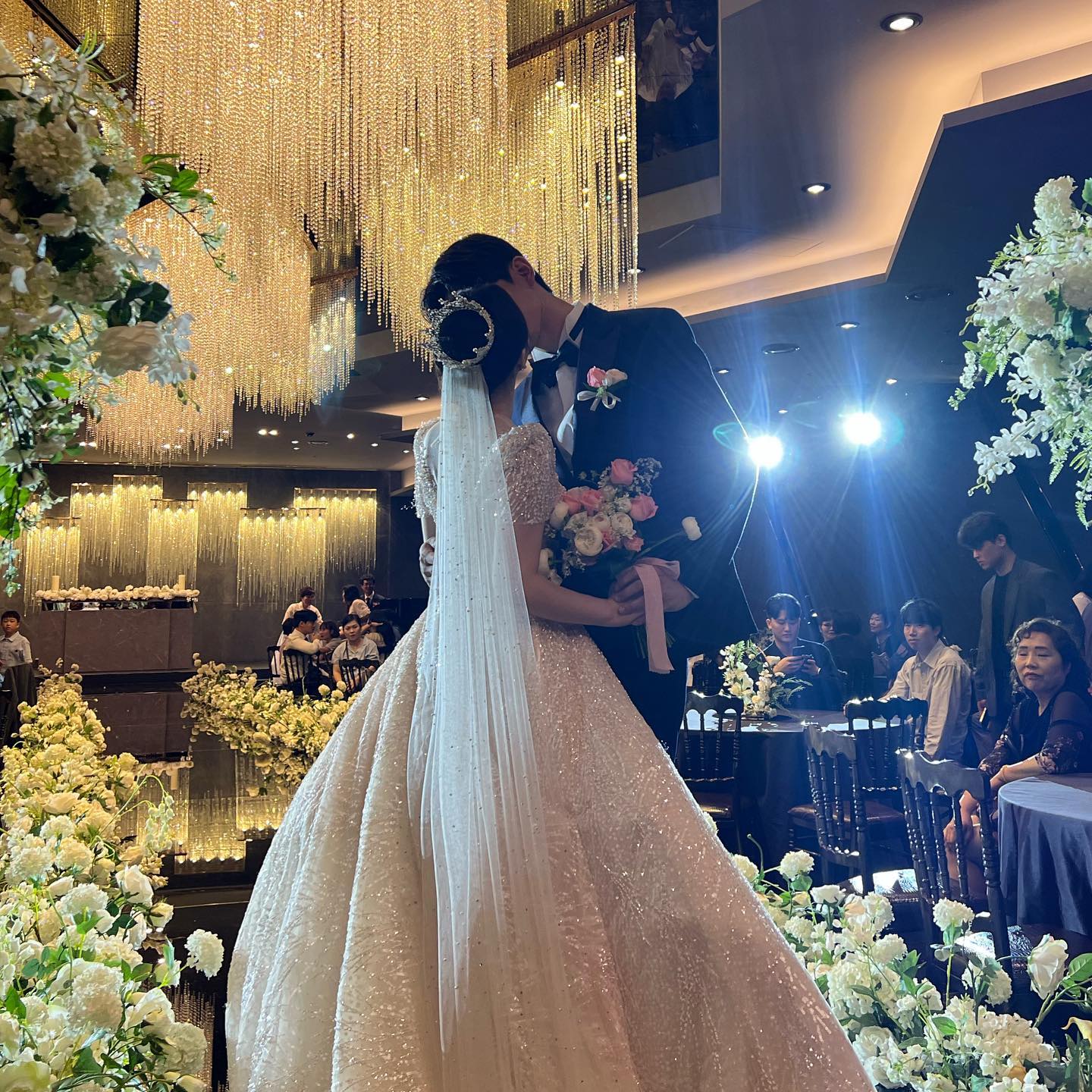 #0527 🤵🏻👰🏻‍♀️💍🤍
바쁘신 와중에도 불구하고 잊지않고
저희 결혼 축하해주셔서 진심으로 감사드립니다
멀리서나마 보내주신 한분한분의 소중한 마음들도
오래오래 잊지 않고 행복하게 잘 살겠습니다 

지루할 틈 없이 재밌고 딱 우리 결혼식 같았다며
같이 즐겨주고 대신 울어준 친구들 예쁜 사진들까지
꼬-옥 다 배풀게요 !! 너무너무 고맙구 사랑해 🫶🏻
#찐콩부부 #행복할께요 ❤️