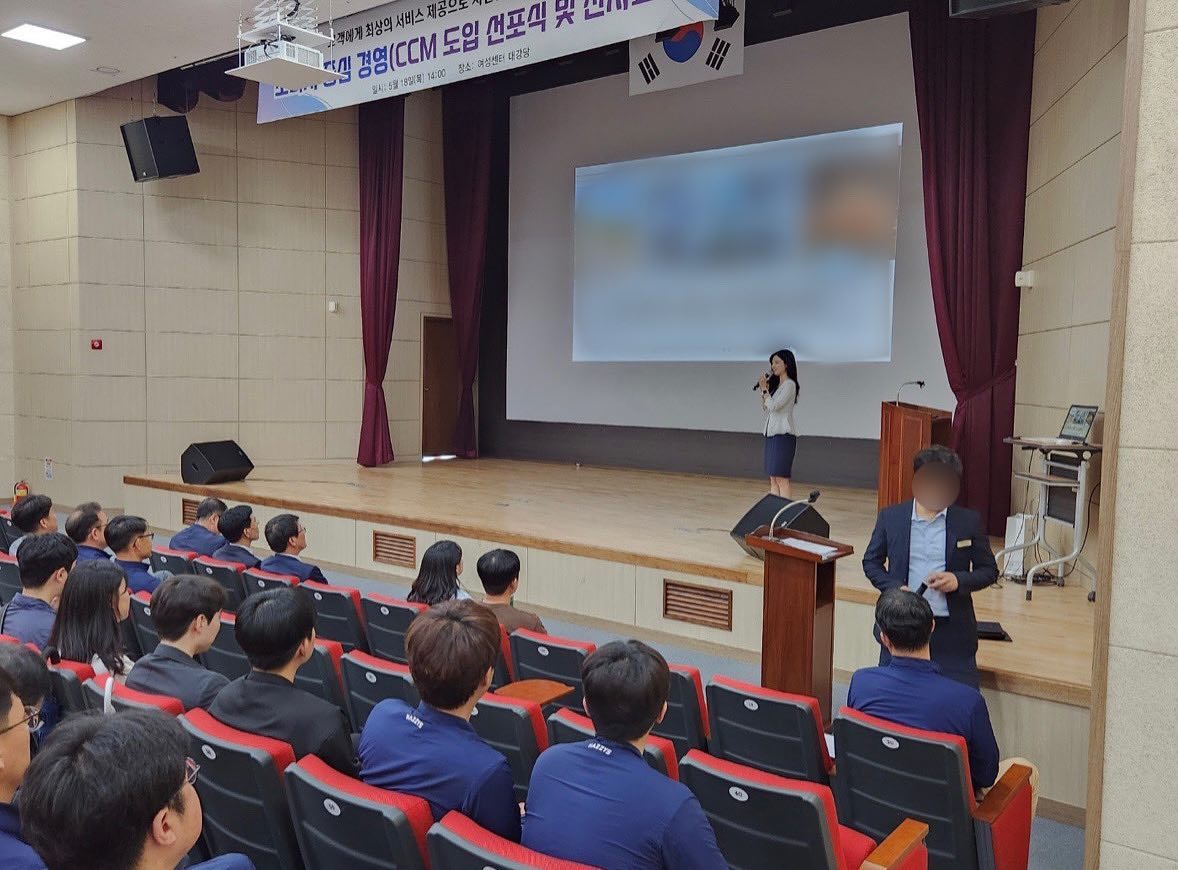 ✔️김해시도시개발공사 시민 응대 교육

김해시도시개발공사 직원분들 150명 대상으로
시민 응대 교육을 진행하고 왔습니다☺️

김해 내 다양한 시설에서 김해시민을 응대하고 계시는
직원분들을 위해 여러 시설의 사례를 준비해갔는데
실습 참여도 무슨일인가요..🫶🏻

한 분 한 분 참여해 주실 때마다 뜨거운 박수로 응원해 주시고
빵빵 터지는 리액션을 선보여주신 직원분들 덕분에
저 또한 정말 즐겁게 진행하고 왔네요!

앞으로 있을 시민 응대에
제 강의가 조금이나마 도움이 되셨길 바랍니다🙂