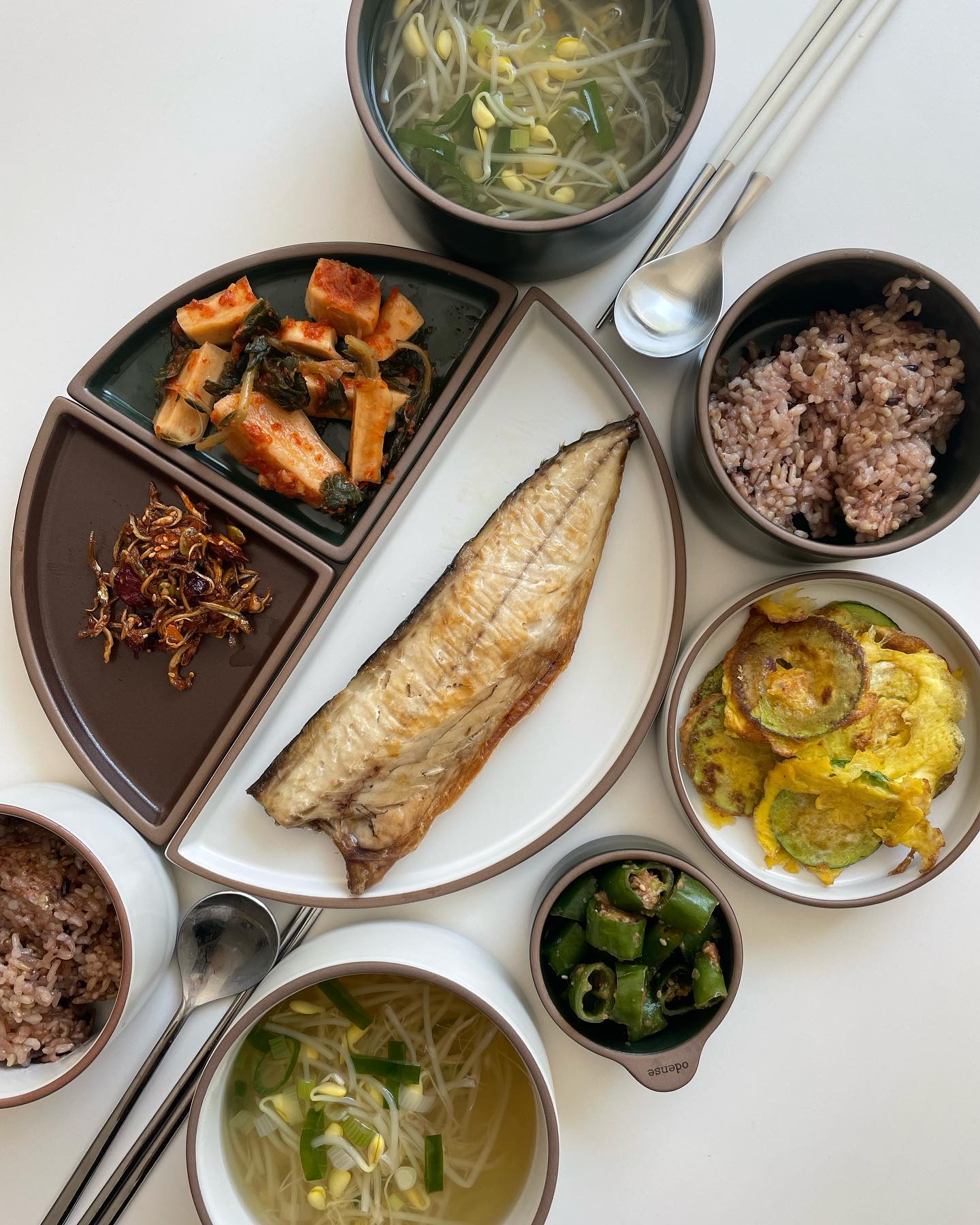 맑은 콩나물국 & 고등어구이😋

월욜에 휴가는 안냈지만
마음은 연휴처럼 여유롭네요 히히
날씨도 맑고💙 
오늘 저는 제습기 보고 범죄도시보려구요! 
혹시 쓰시는 제습기 좋은 거 있음 추천부탁드려요!!

#콩나물국 #고등어구이 #집밥 #집밥메뉴 #점심메뉴 #저녁메뉴 #건강식 #클린식단 #홈쿡 #홈스토랑 #밀키트 #간편식 #자취요리 #신혼요리 #신혼밥상 #요리스타그램 #집밥스타그램 #먹팔 #소통 #욤욤쿡