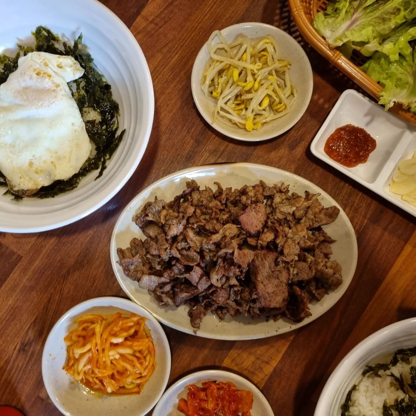 5월 먹부림(1)

1. 예비군 훈련 끝나고 새참
*서강대학교 앞에 위치한 #마포식당#마포쌈밥

<푸짐한 한 상 차림>
계란후아리를 직접해 먹을 수 있는 코너가 있으며(계란후라이는 1인 1개 한정), 상추와 밥, 국, 김치, 콩나물, 쌈장 등 푸짐하게 리필해서 먹을 수 있다.

숯불향이 가득한 맛있는 고기는 쌈을 싸먹어도 좋고, 맛있게 비벼 먹어도 좋다 🍖 

2. #강남면옥
캐나다 유학을 떠났다 잠시 귀국한 후배의 연락으로 오랜만에 대학교 친구들을 만날 수 있었던 시간!

술을 즐기지 않는 편이라, 술자리에서 술취한 사람들의 여러가지 모습을 봐왔지만.. 취중인 상황 속 잠꼬대를 영어로 Blah blah~ 하는 모습에 컨셉인가 싶었지만.. 😯

아무튼 다음 날 친구들은 해장, 본인은 식사!

<물냉면과 회냉면>
오이, 배, 달걀 고명은 동일하다
다만 고기대신 회무침이 들어가 있다.

강남면옥의 함흥냉면은 대중적으로 유명하기에 회냉면이 정말 궁금해서 주문해봤다.

다만.. 사실 냉면은 어쩌다 평양만 먹기에.. 이런 비쥬얼로 구성되어 있는지 몰랐다... (위염으로 큰 고생을 했기에,, 모든 것에 조심조심 ㅋㅋㅋ)

함흥식 냉면이기에 고구마 전분을 이용한 면과 침샘을 자극하는 회무침 🐟 여름 맞이 용으로 먹으면 좋을 것 같다.

먹고 약간 속 걱정을 했었는데, 회복했는지 큰 탈은 없었다.
