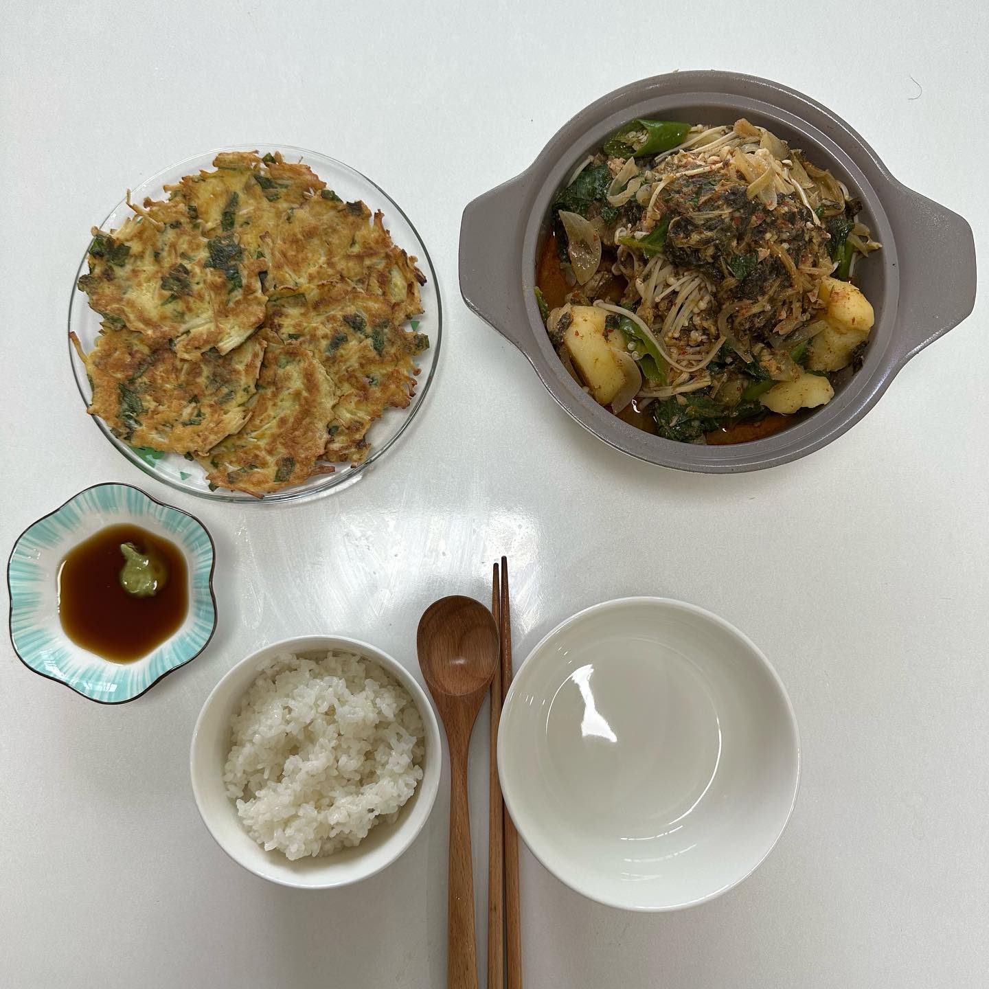 오랜만에 올리는 집밥😊
등뼈감자탕에 팽이버섯깻잎전까지~
#등뼈감자탕 #팽이버섯깻잎전 #주말점심메뉴 #집밥 #집밥스타그램 #자취스타그램 #자취생요리 #오늘도야무지게먹었다 #냠냠😋