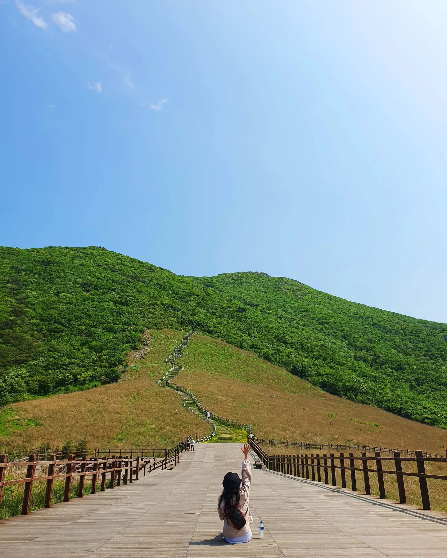 👯‍♀️👯‍♀️ 친구들과 간월재 등산 ⛰️
가을에 억새로 유명한 산이지만 이 초록초록 배경도 너머 예쁘네요
우리 여태 모여서 제일 말 없었던 날 ㅋㅋㅋ
내려와서 고기 열심히 뿌수고 👊 다음을 또 기약했는데
넷이 모여 산을 과연 다시 탈 수 있을까요 ? 🤣

❤
🧡
💛
💚

#간월재 #간월재등산 #사슴농장코스 #우정등산 #우정여행 #산스타그램 #산스타그램🌳🌲🌿 #등산스타그램 #등산