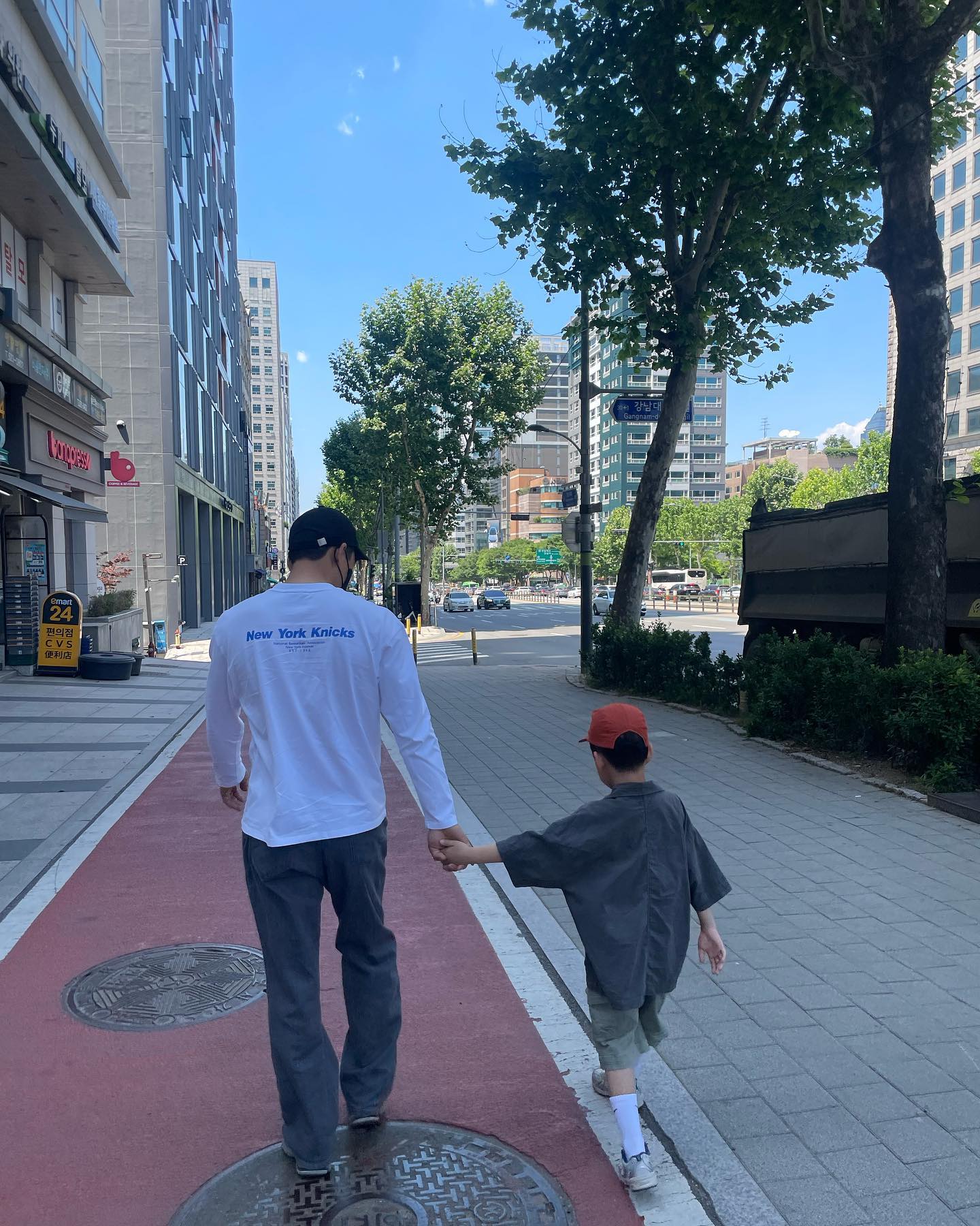 내계획은일보고가고싶었던남산
가려했는데더위에졌,,,
.
.
둘데리고서울안되겠네😤
포기하고다시집으로,,,