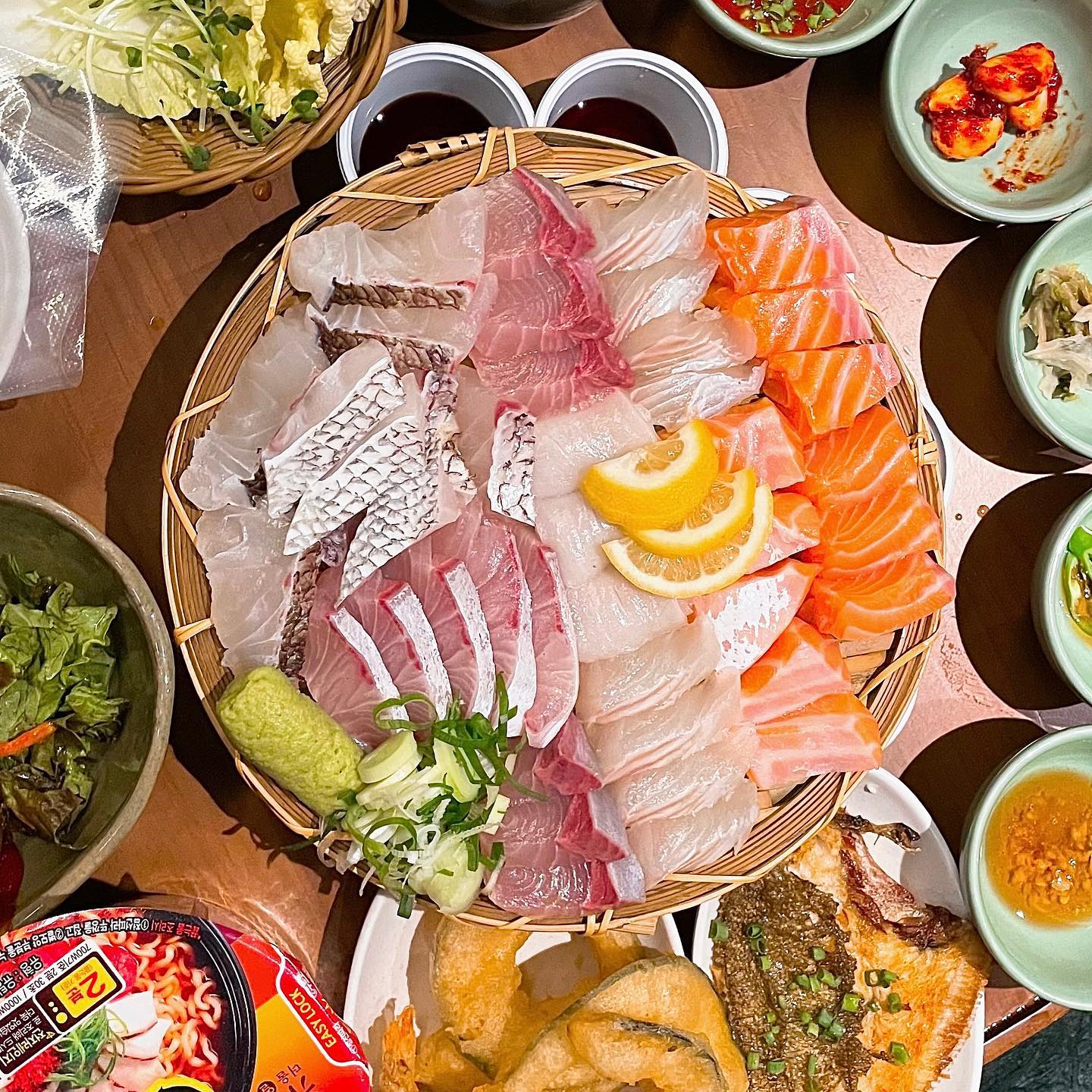 #첨벙
📍위치: 부산 수영구 민락로 35-1 1층
❤️광안리 숙성회 맛집
🧡이미 알 사람들은 다 아는곳!! 웨이팅은 각오해야함!!
💛회 구성과 식감이 좋았음!! 신선하고 탄탄 쫄깃한 맛
💚같이 먹을 라면도 주고 전반적으로 밑반찬이 짱짱한편
💙테이블에 먹는 법이 적혀있어서 맛있게 여러방법으로 먹을 수 있었음!!
💙깔끔한 한상차림이라 먹기도 보기도 좋았다!!
💜추천메뉴: 모둠숙성회
🤎재방문의사: 75%

#맛스타그램 #먹스타그램 #대전맛집 #야식 #맛집 #먹스타 #먹스타맞팔 #먹팔 #먹스타그램맞팔 #먹팔환영 #먹팔맞팔 #소통 #좋아요 #팔로우늘리기 #좋아요반사 #좋반 #좋아요늘리기 #팔로우 #맞팔 #likefoefollow #lfl #fff #f4f #follow4follow #선팔맞팔  #フォローバック
#いいねした人全員ファローする