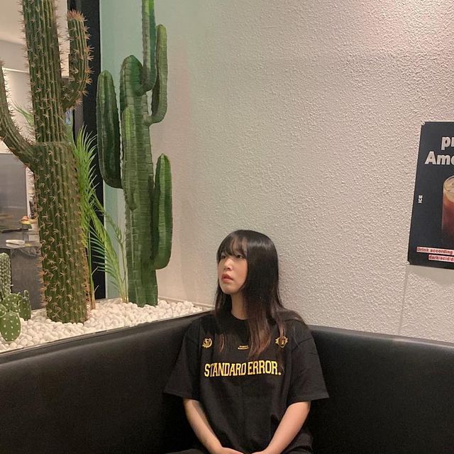 김은둥 on Instagram: "⠀
#협찬
@standarderror_official
⠀
깔끔하고 핏 진짜 예쁘다✨🖤
글씨도 캐주얼해서
어디서든 어떤 아이템이든 찰떡궁합
⠀
#스탠다드에러 #스탠다드에러반팔티 # 남여공용반팔티 #세미오버핏 #캐주얼룩 #캠퍼스룩 #데일리룩 #반팔티추천 #반팔티셔츠 #티셔츠 #반팔 #스탠다드에러X텍토리"