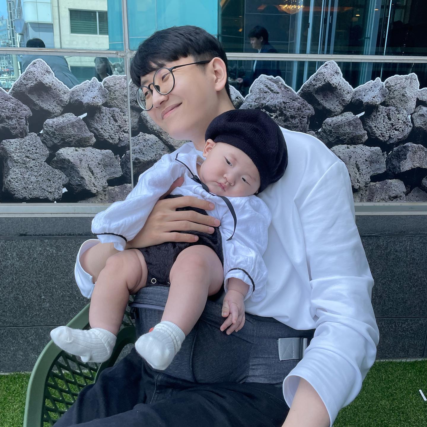 엄마아빠가 귀찮은 0세 아기😅
-
바람 좀 쐬게 해드리면 웃어줄때 됐는데…
회장님 어찌나 시크하신지ㅎㅎㅎㅎ
-
아빠 품에만 가면 투정이 안 먹힌다는 걸 아는지 해탈한 채로 안겨있음ㅋｦヲｦヲｦヲ너 나한텐 안그러잖아ㅠㅜ