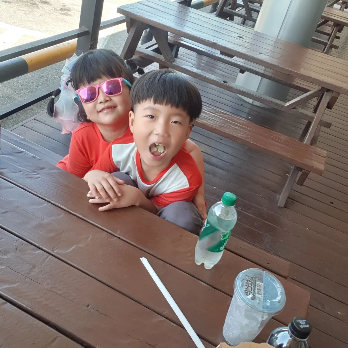 엄마~우리 바다가요~🌊🌊
(송연이가 한달전부터 한말)

주말마다 키카다녀오거나 할머니댁가거나
방콕하거나 공원가서 놀다오기 반복~⏰

하필 제일 더운날 바다....🏖

대부도 가려다가 오이도로!!🤗

모자좀 챙길껄~손 선풍기 챙길껄 ...🙄🙄

다음엔 다 챙기고,갯벌체험도 하자~
갯벌체험때 엄마는 밖에서 사진만찍을게😝

갯벌구경가는데..콜팝 손에들고있다가
갈매기  2마리가 순식간에 덥석 물고가서
무서워서 손 떨었다는 사실!! 🥺🥺

신난 두 남매.😊
즐거워하니 괜히 미안해졌다~😢

앞으론 더 많이 놀러다니자.🤗
엄마 사진좀 예쁘게 찍도록 할게🤭

#오이도
#오이도갈매기
#더운여름 
#갯벌체험 
#준비물챙기기
#남매맘 
#다음여행은어디로 
#신난두남매 
#사랑해 
#오이도맛집
#바담칼국수오이도 
#오이도깡통열차졸잼
#오이도깡통열차
#오이도바이킹
#오이도갈매기무서워 
#오이도갈매기두마리
