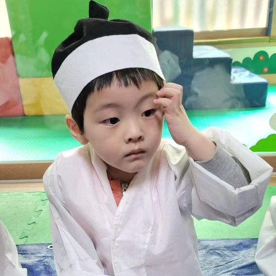 ㆍ
ㆍ
정말 많이 커버린 울애른이ㅋㅋㅋ
애기같을때도 있고 어른같을때도잇고
캠핑캠핑 노래불러서 장피풀장착하고
첫캠핑!!성공적
낚시는 못햇지만 일어나서 낚시해장
ㆍ
ㆍ
캠핑용품 중독 ..히씨 이쁜게 넘 많음
캠핑 싫다햇는데 내가 더 사재끼기 시작😉
자 뭘또 사볼끄낭
승어니 통장 텅장 만들어보끄낭~.~
