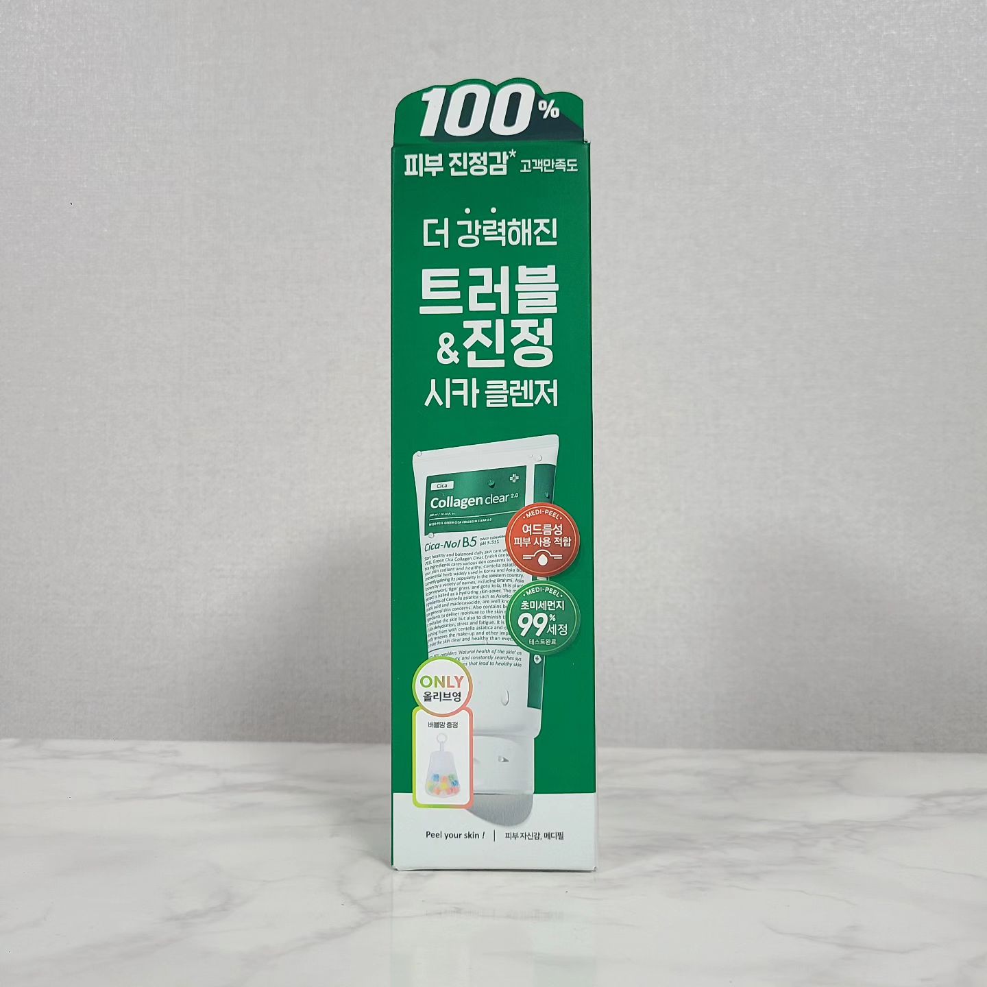 #협찬
메디필 그린 시카 콜라겐 클리어 2.0 300ml + 매쉬 스펀지

일반 시카에서 제주 시카 함유로 더욱 강력해진 진정에 도움을 줄 수 있도록
업그레이드 되어 돌아온 메디필 그린시카콜라겐 클리어 클렌징 폼이에요🙂 

초미세먼지 99% 세정 임상테스트 완료로 더욱 믿을 수 있는데요!
요즘처럼 미세먼지, 초미세먼지에 시달리는데다 각종 외부환경에 예민하고 민감해지기 쉬운 피부에 진정을 넣어주고 순하게 달래주기 좋더라고요ㅎㅎ 

약산성 포뮬러&EWG 그린 제형으로 성분도 더 순해졌고요!
AHA PHA 함유로 노폐물을 제거하고 불필요한 각질은 탈락시키는데에 도움을 줄 수 있고요-
트러블 진정에도 도움을 줄 수 있어 좋더라고욥ㅎㅎ
요즘들어 불쑥불쑥 올라오는 뾰루지, 트러블때문에  스트레스였는데 그린 시카 콜라겐 클리어를 사용하면서 피부결이 매끈촉촉하니 많이 좋아졌어요🥰🥰 

쫀득쫀득 풍성한 거품이 가득 올라와서 피부에 폭신하게 닿으니 자극도 없고요,
세정력도 뛰어나서 2차 세안도 필요없더라고요ㅎㅎ
은은한 풀향도 존좋👍 

올리브영에서 만나보세요!

 

#메디필 #메디필폼클렌징 #메디필클렌징폼 #그린시카콜라겐클리어2.0 #메디필콜라겐 #시카 #판테놀 #진정 #약산성폼클렌징 #미세먼지폼클렌징 #올리브영 #올리브영클렌징폼 #올리브영 #폼클렌징추천 #약산성클렌징폼