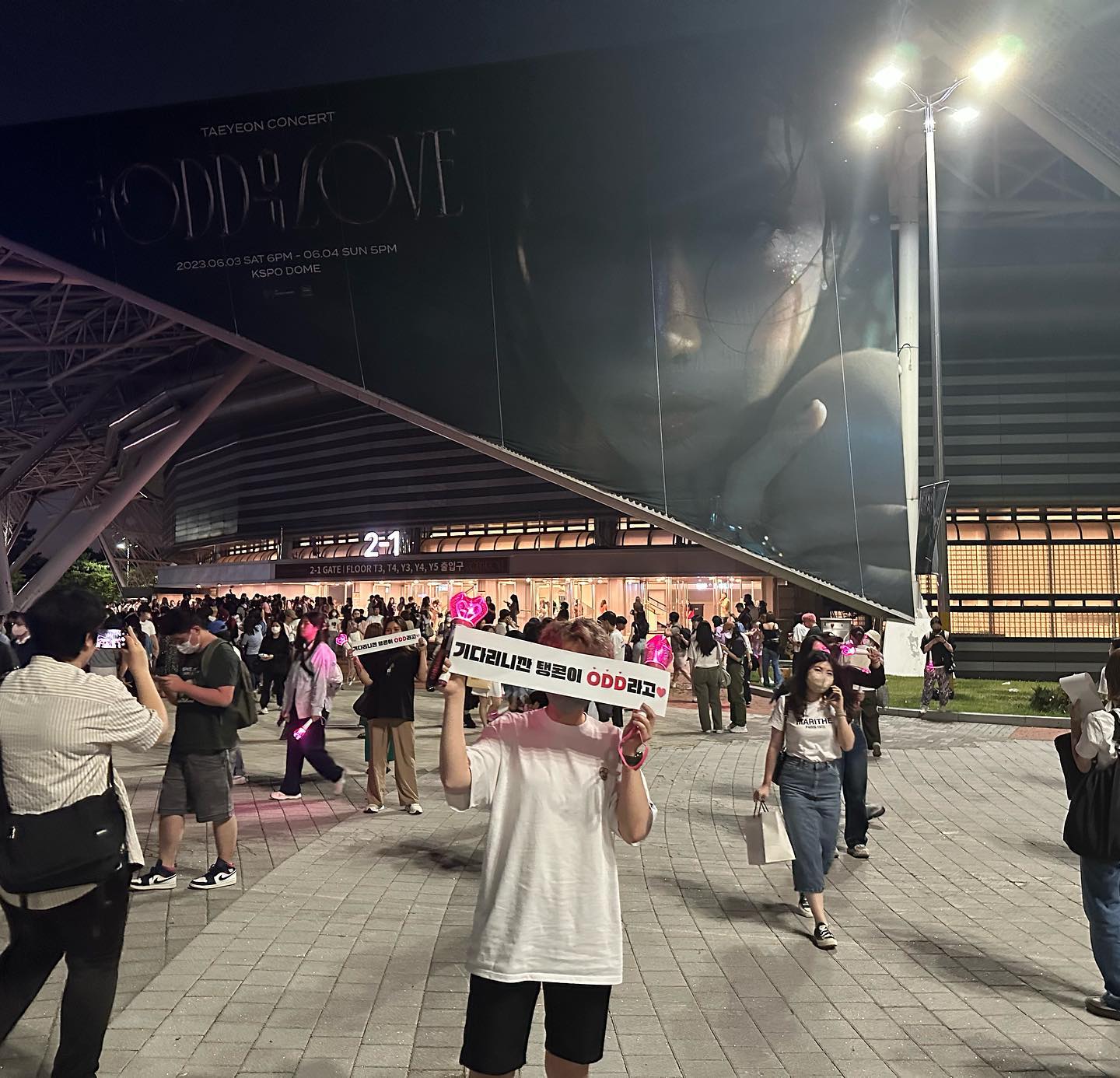 기다리니깐 탱콘이 ODD라고💕

1년에 한번하던 탱콘인데...3년5개월만인게 말이냐고...
그리고 내가 막콘 표가 없는것도...😢

그래서 탱콘 보고왔다 함께있었다 자랑은하긴하는데!!!
체조도작으니까...다음번에는 더 큰곳으로 잡아줘요 제발🙏🏻